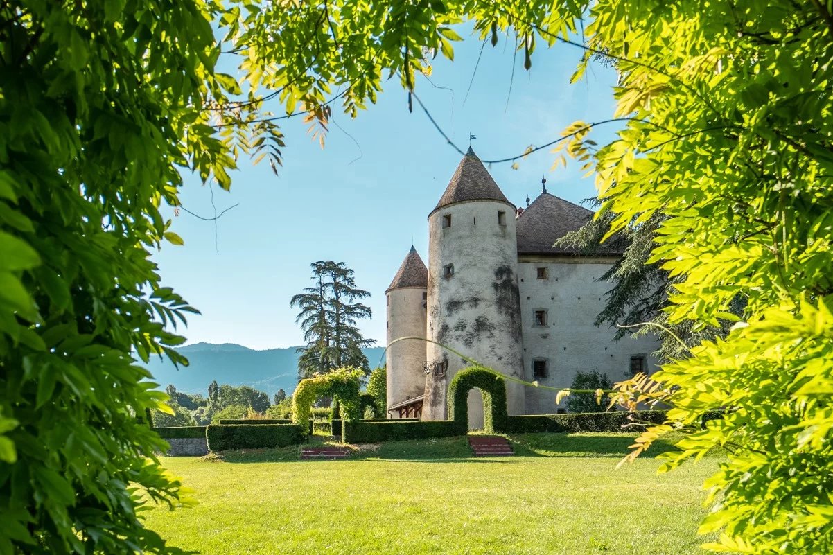 HAUTE-SAVOIE  RARE CHATEAU DU XVème s à finir de rénover