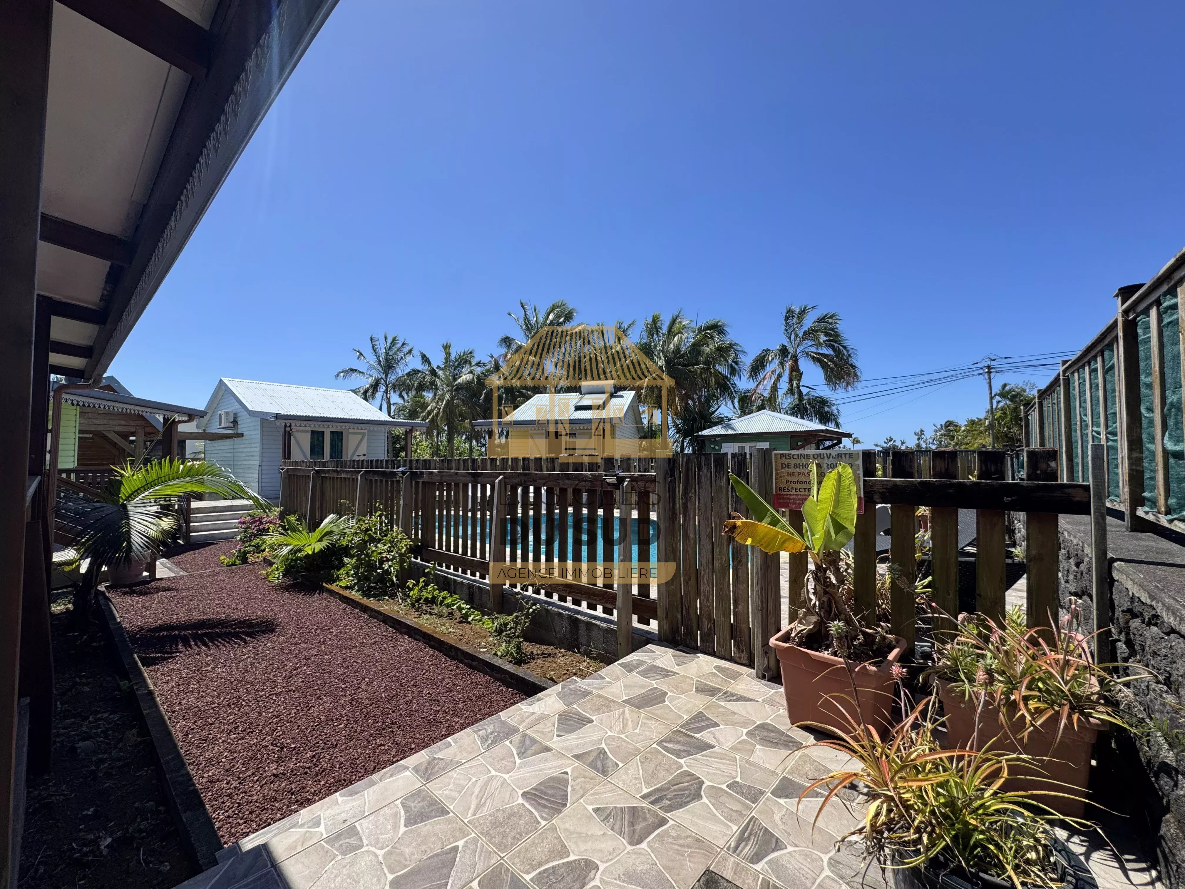 SAINT-PHILIPPE – BASSE VALLÉE – ENSEMBLE DE 5 BUNGALOWS EN LOCATION SAISONNIÈRE