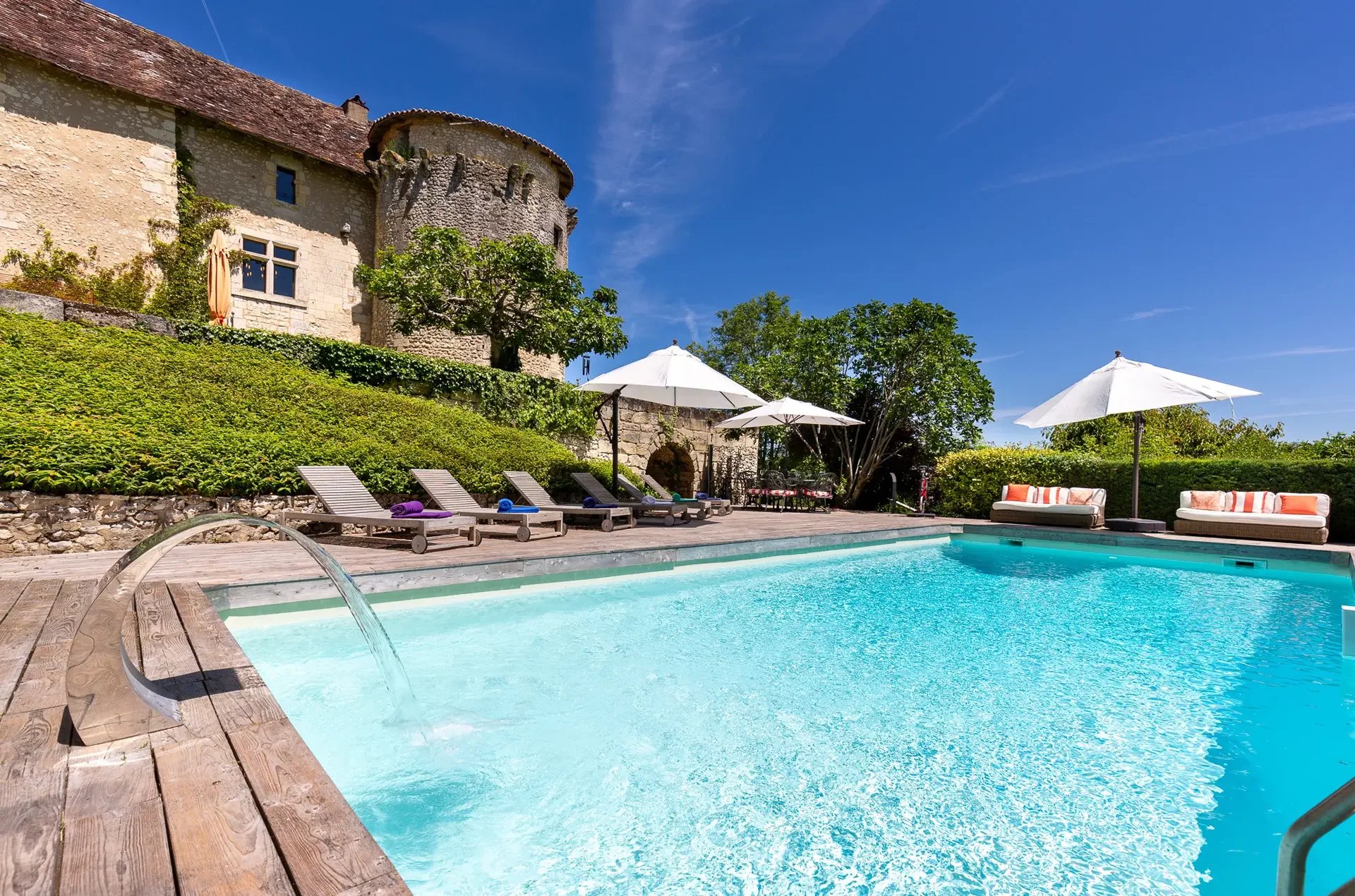 SCHLOSS MIT POOL UND TENNISPLATZ IN BORDEAUX ZU VERKAUFEN