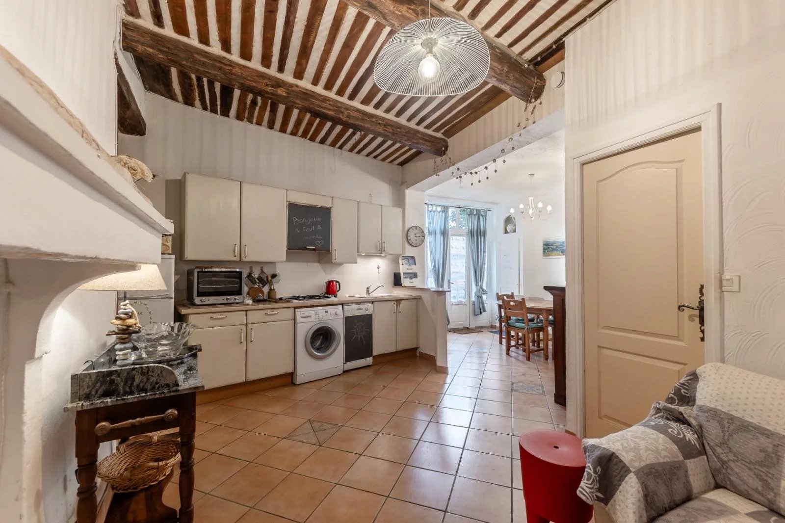 Rez de jardin dans maison de village.