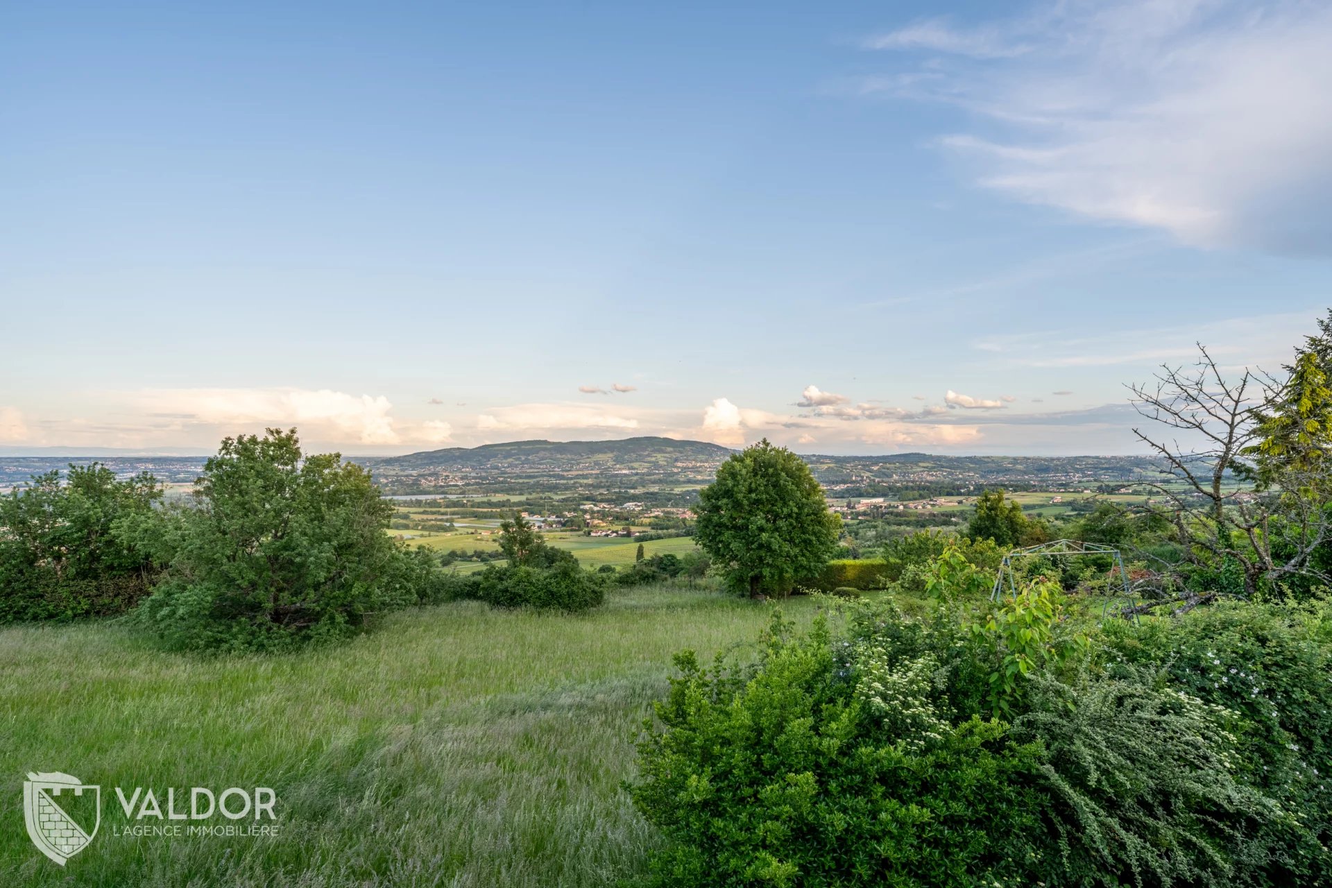 Terrain viabilisé avec vue dégagée dans un secteur privilégié