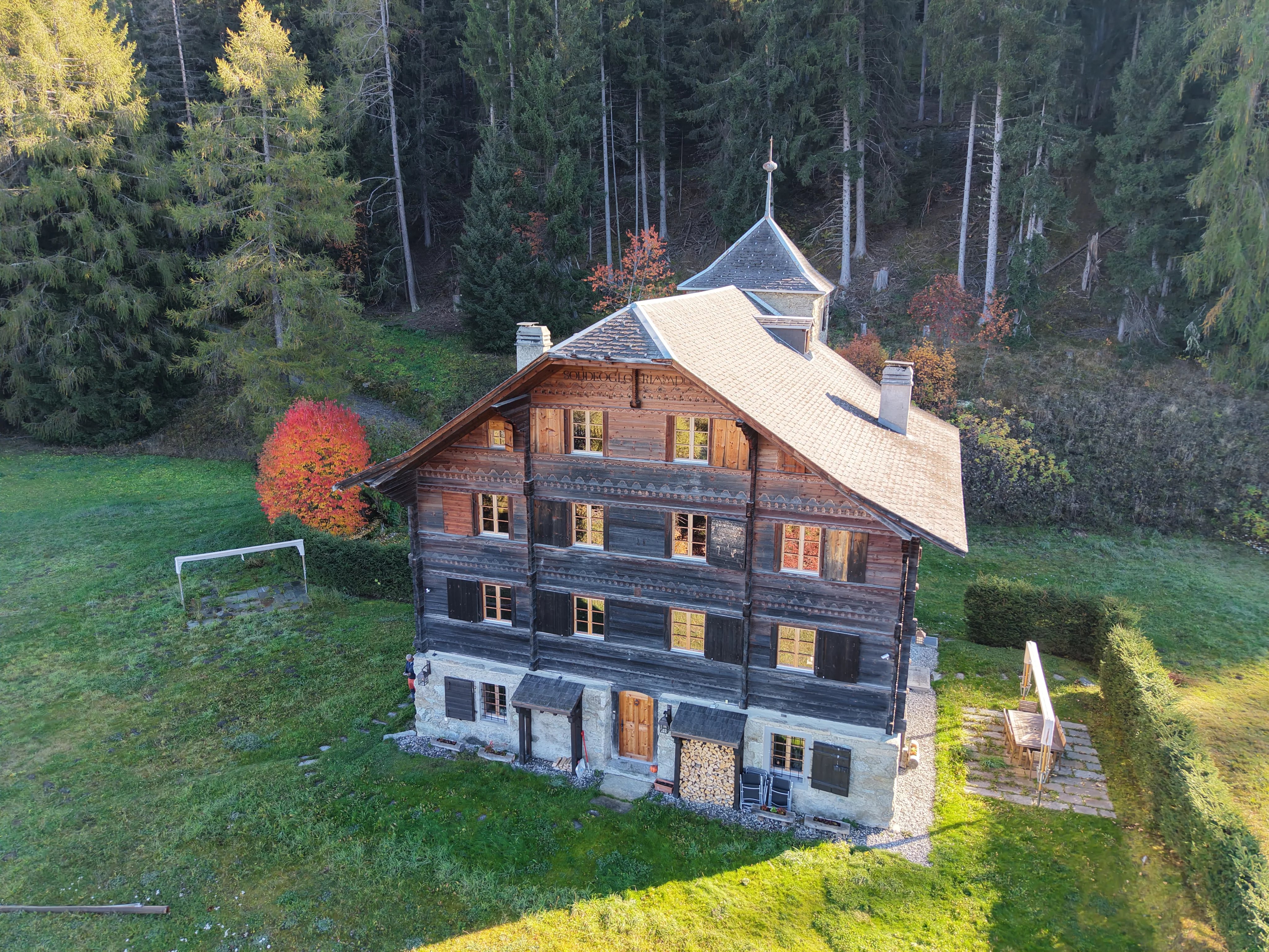 Domaine exceptionnel et exclusif entièrement rénové au coeur des Alpes Valaisannes