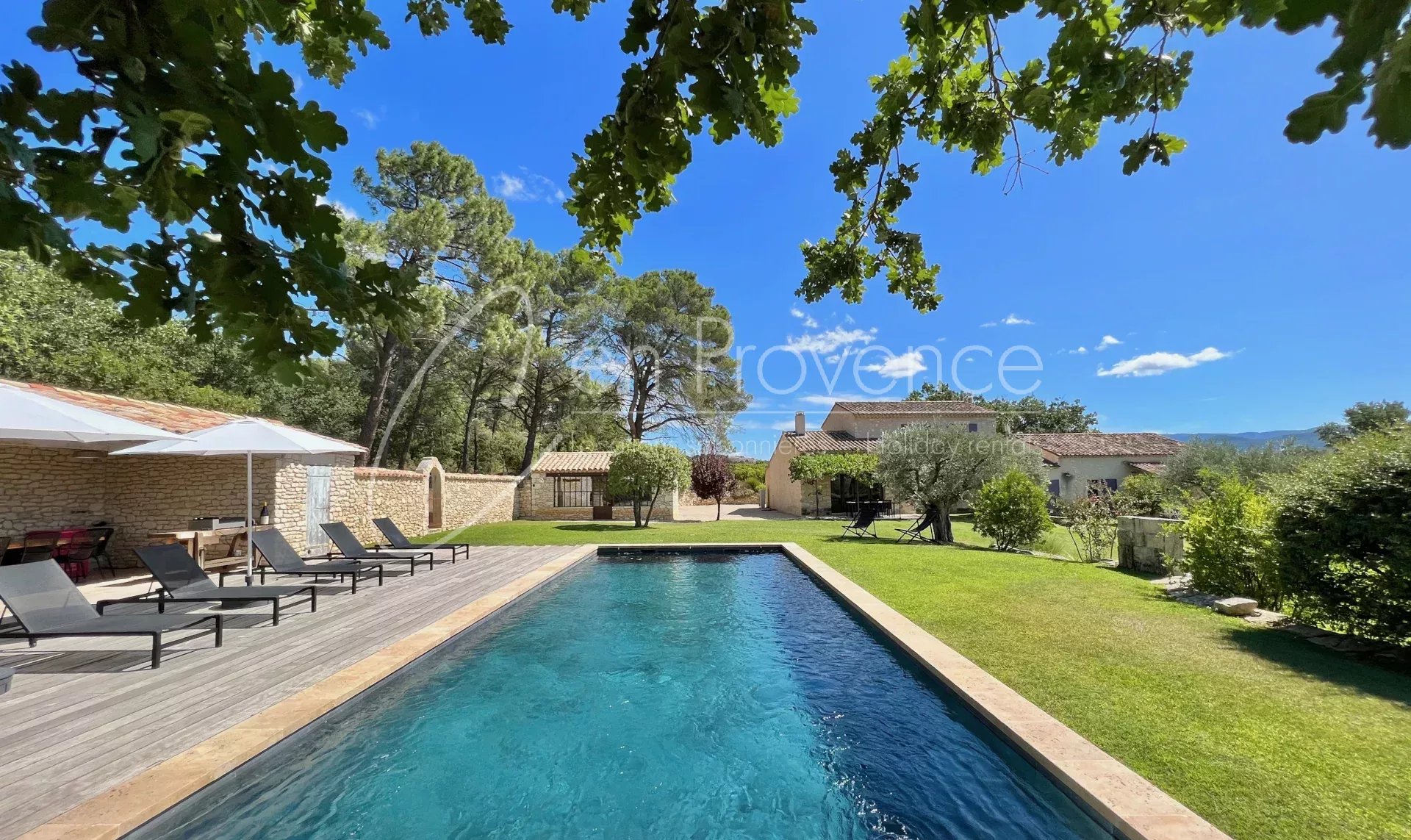 Authentic holiday rental with private pool in the Luberon