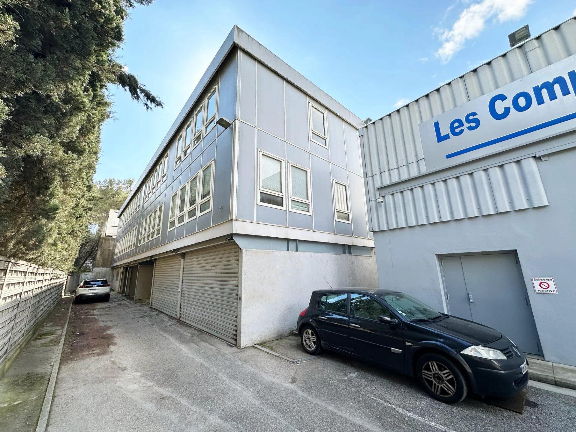 BUREAUX ENTREPOTS À 3 MINUTES DE L'AUTOROUTE DE CANNES
