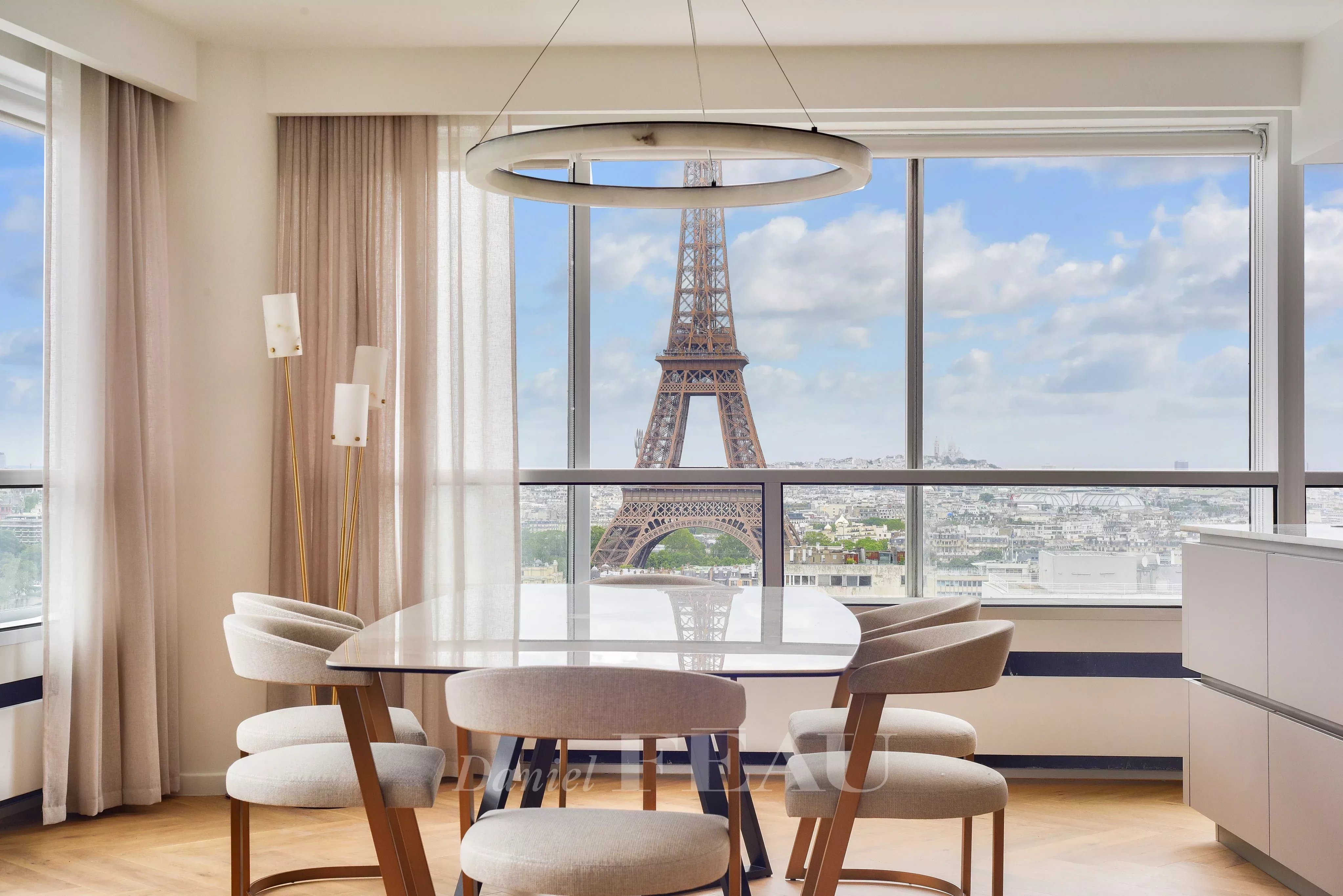 Paris 15th District –  A 4-bed apartment commanding a picture-postcard view of the Eiffel Tower