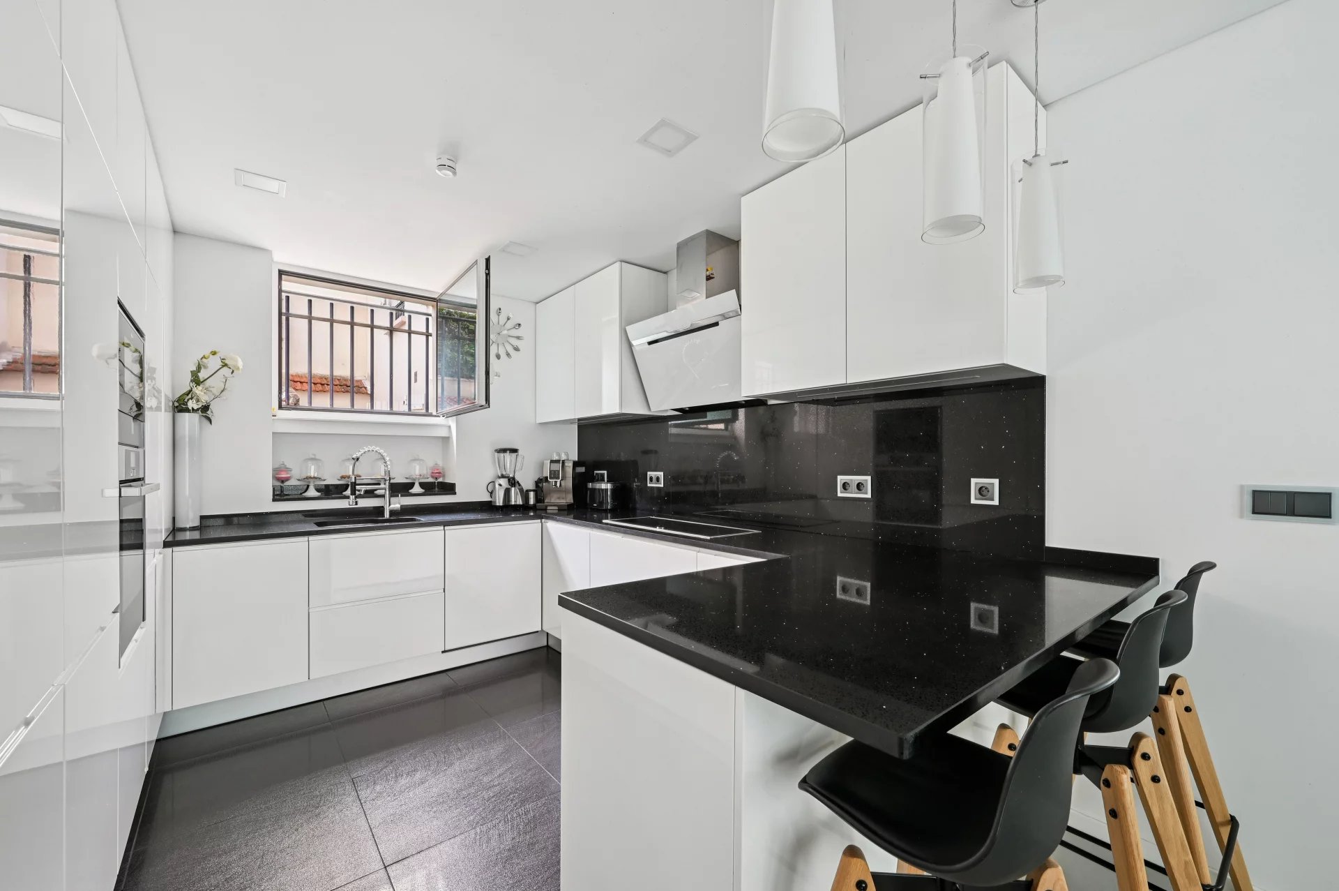 XVe - Rond-Point Saint-Charles. Just like a house.