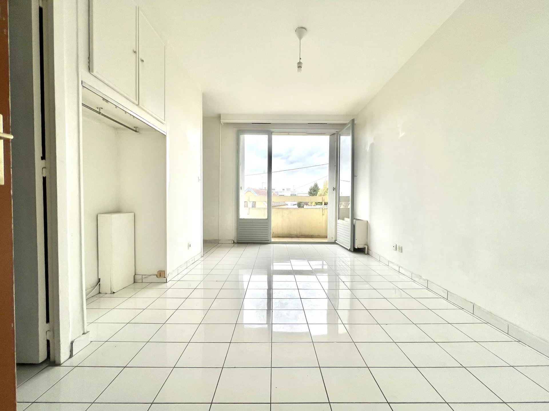 ÉVREUX - Studio de 17,45 m2 avec Parking, Balcon, et Cave