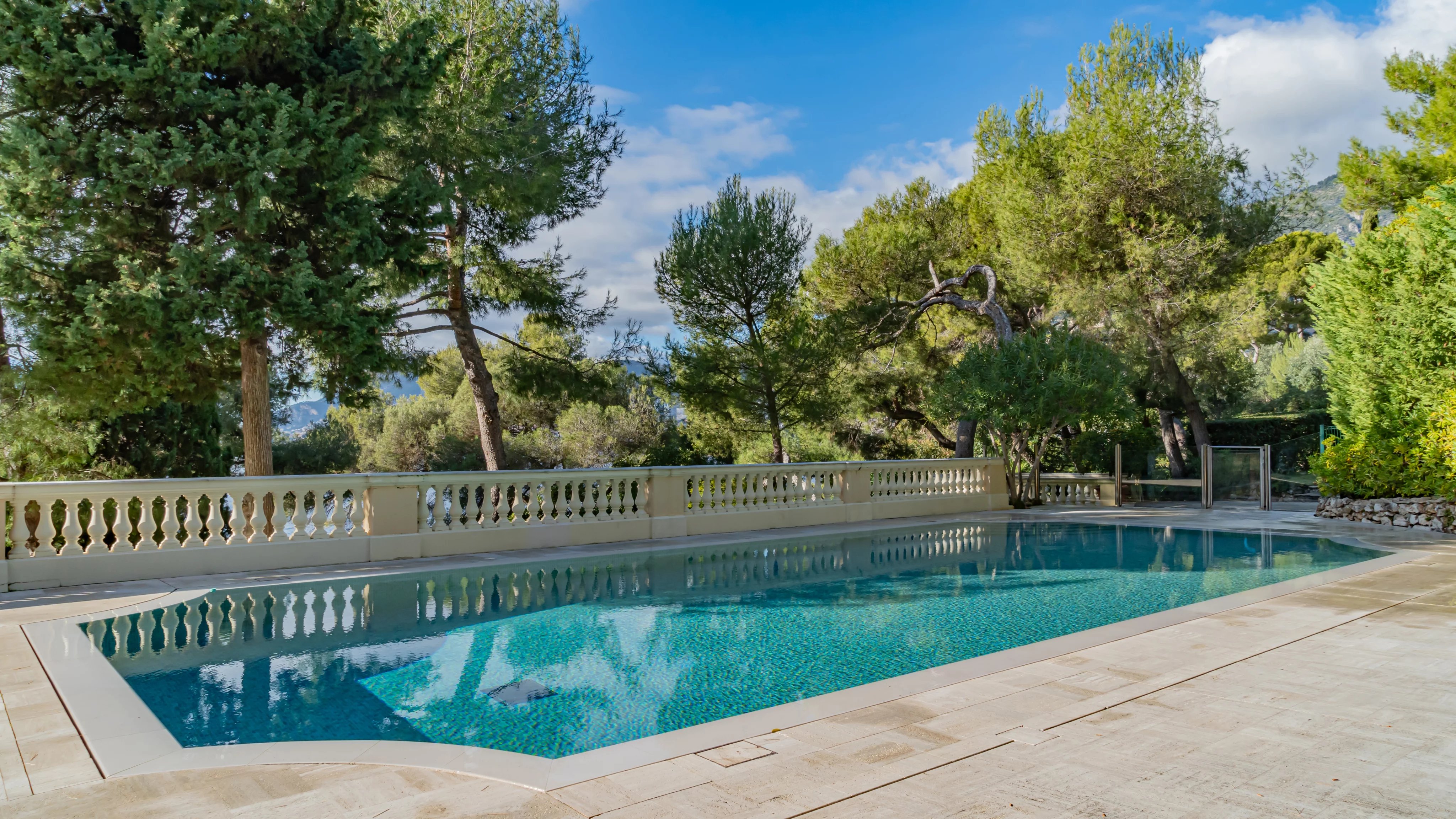 ROQUEBRUNE CAP MARTIN - BOURGEOIS APARTMENT 3 ROOMS - SWIMMING POOL - PANORAMIC SEA VIEW