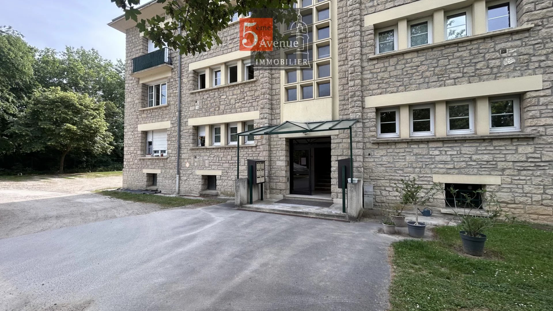 Appartement de 82m2 avec parkings à vendre à proximité de la