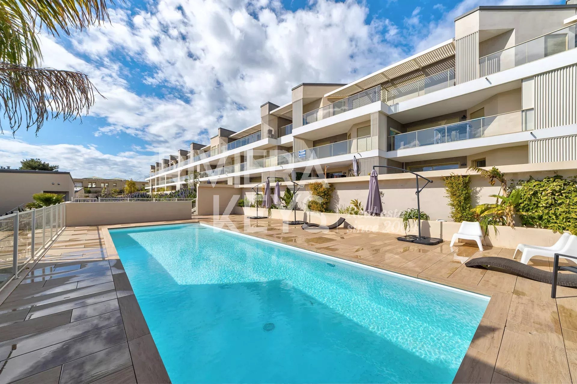 NICE: Splitter ny 3-romsleilighet med havutsikt og basseng vest for sentrum