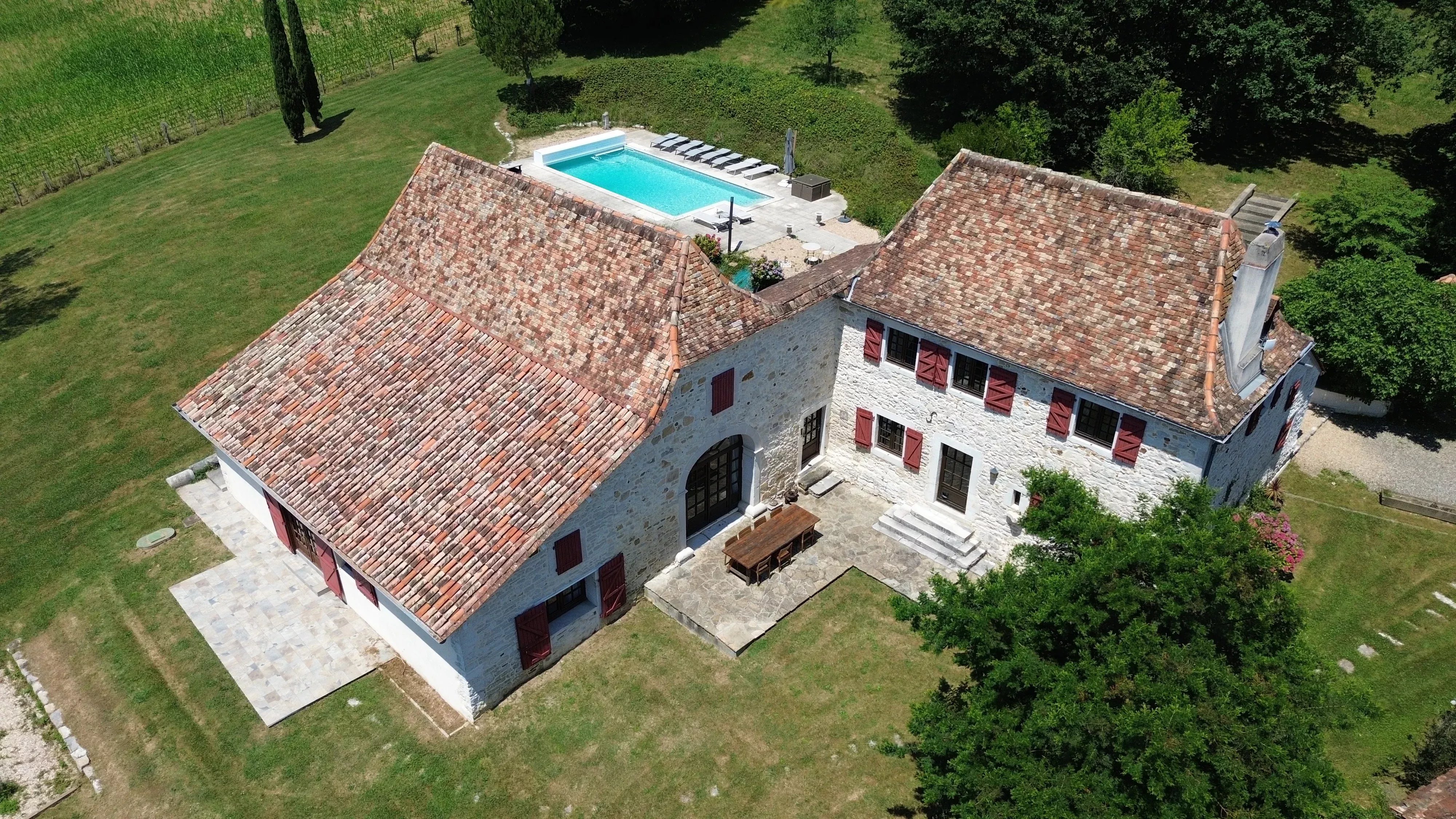 Charmante ferme béarnaise avec maison d'amis, piscine et vue sur les Pyrénées