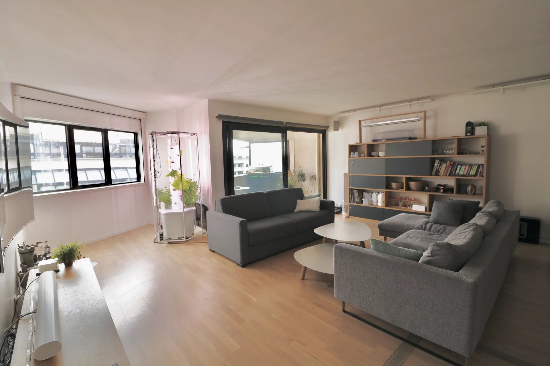 Centre - Passages - Etage élevé avec balcon-terrasse