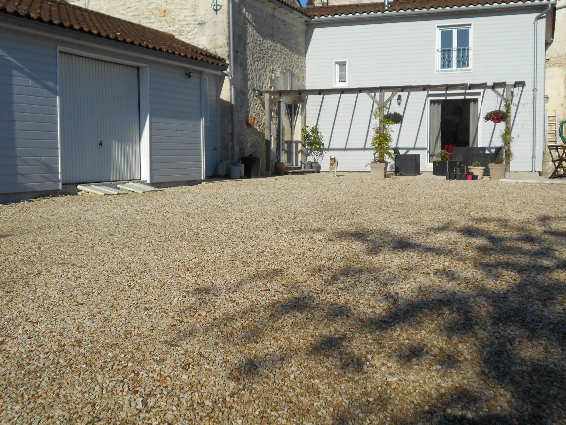 Maison de village rénovée avec beau jardin et vue dégagée