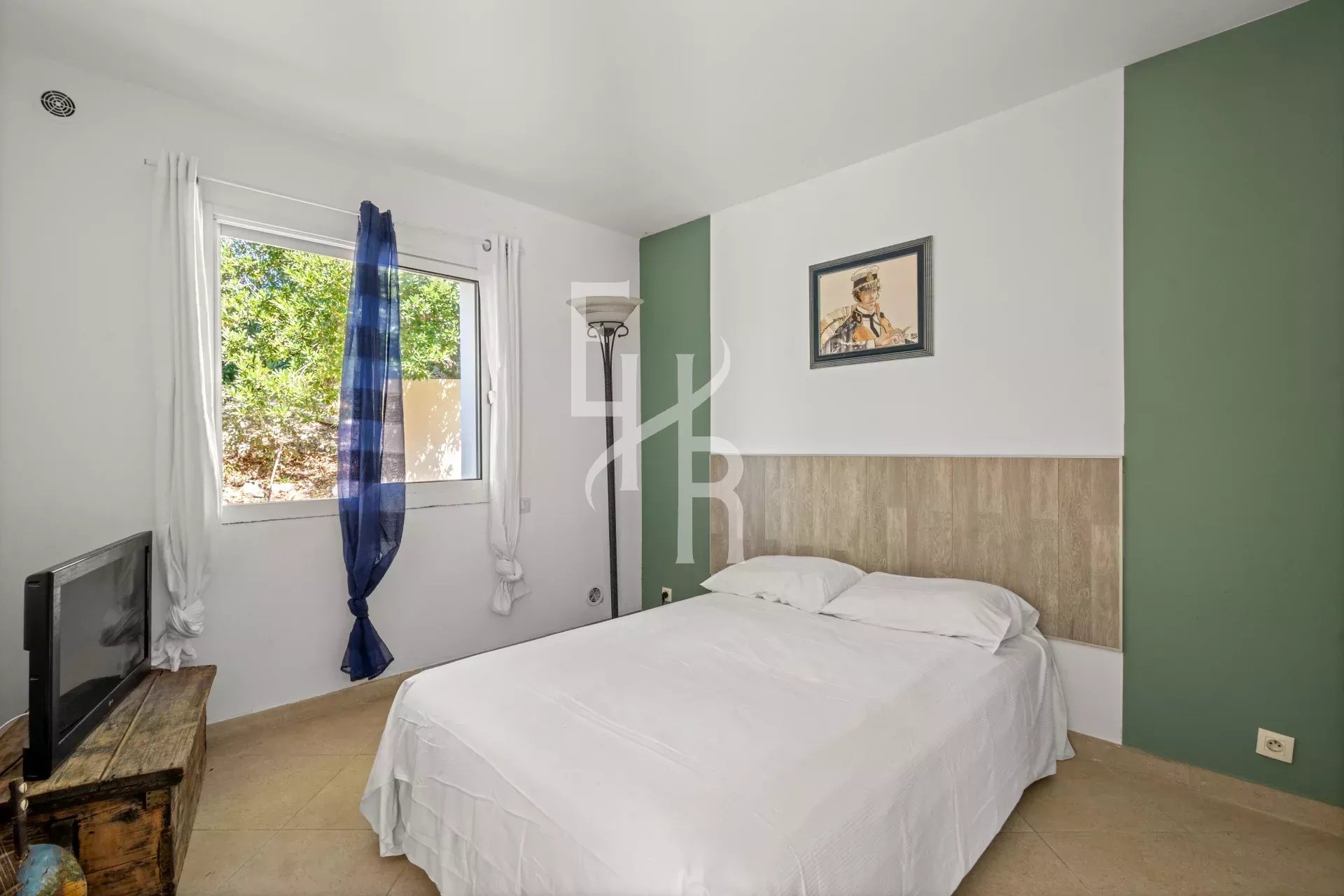 Propriété unique à Mougins — un havre de paix familial avec forêt, pool house et vie de village.