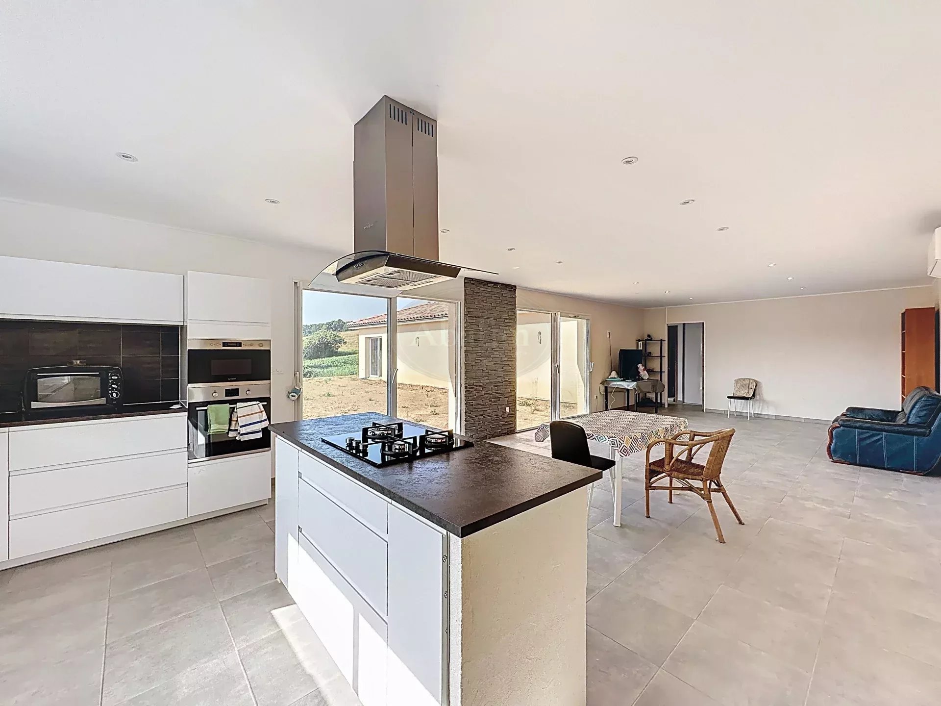 Villa contemporaine avec vue