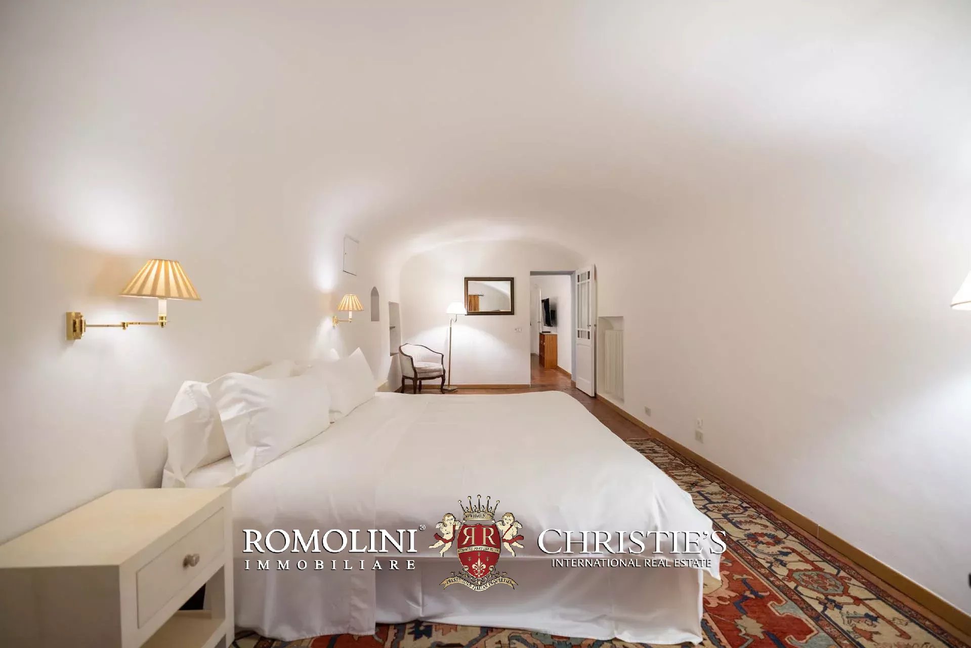 PRACHTVOLLER RESTAURIERTER PALAZZO MIT BLICK AUF DAS HISTORISCHE ZENTRUM VON FLORENZ ZU VERKAUFEN