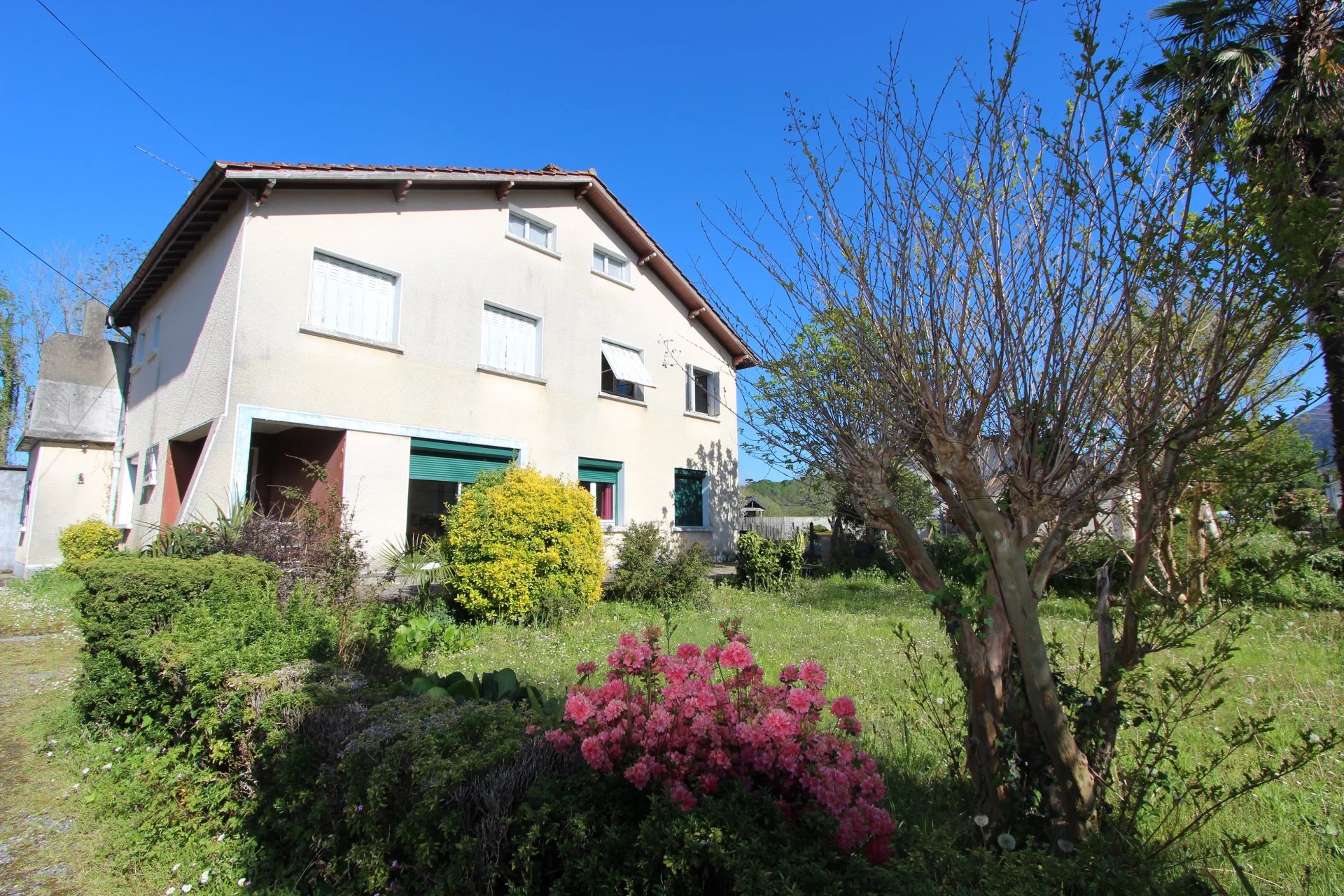 EXCLUSIVITE, LESTELLE-BETHARRAM, A VENDRE, Maison de 186 m² avec deux appartements T4 sur 880 m² de terrain.