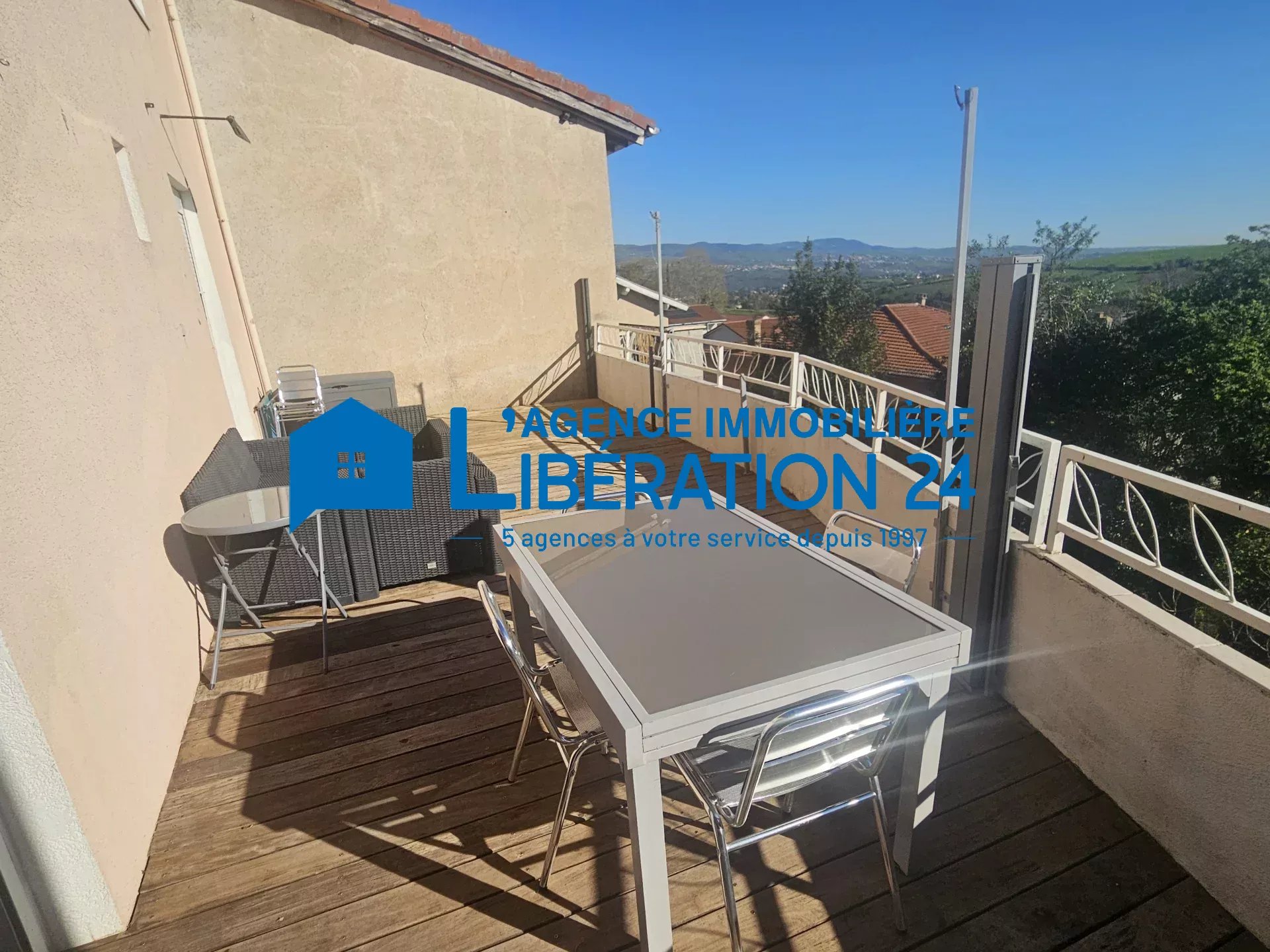 Maison de village rénovée avec terrasse et double garage