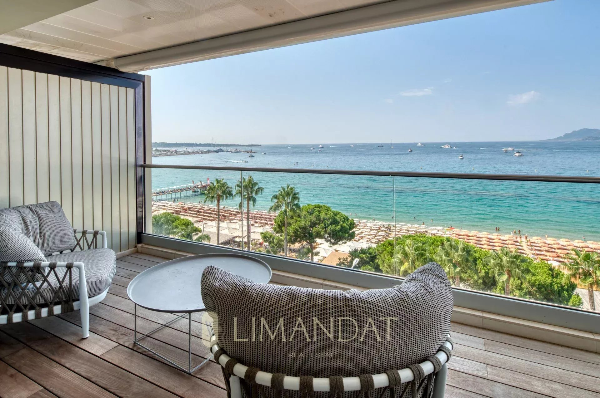 CANNES CROISETTE – ÉTAGE ÉLEVÉ, VUE MER PANORAMIQUE, TERRASSE, CAVE ET PARKING
