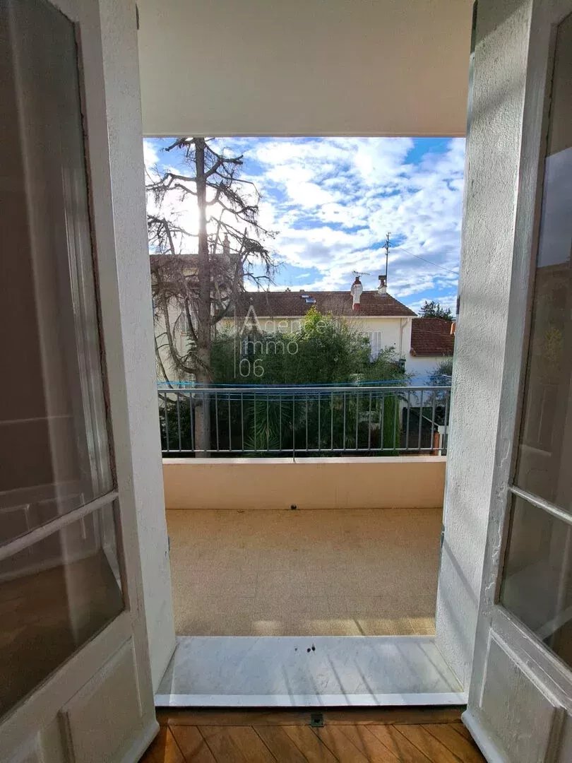 Cannes Location meublée 3 pièces avec balcon et cave