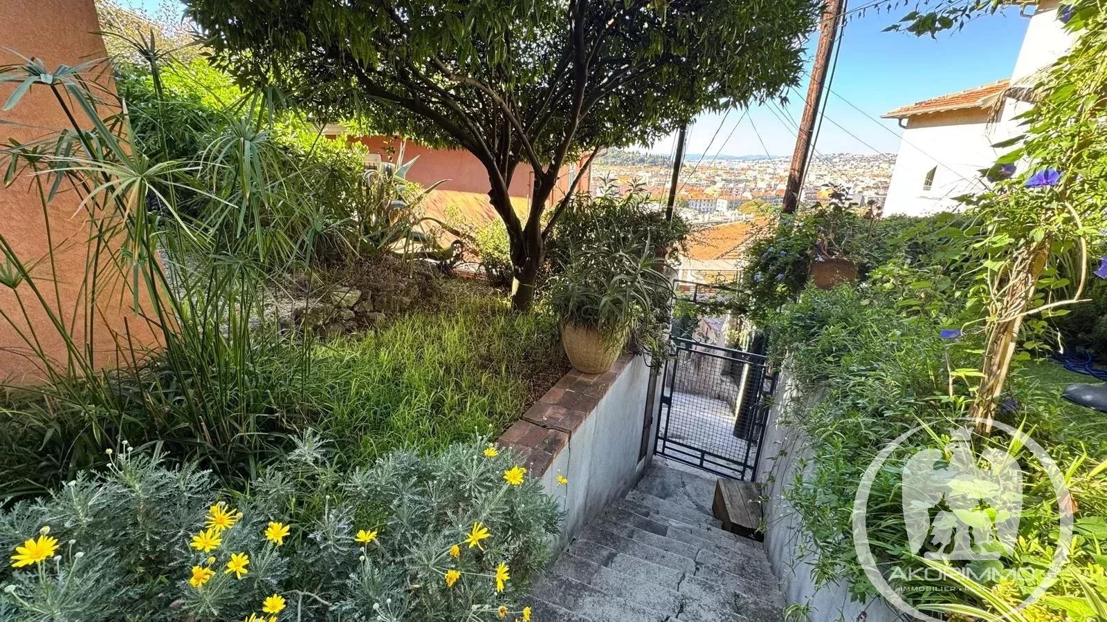 House  - 4 rooms  - 100.0 m2 -  €665,000 - For sale