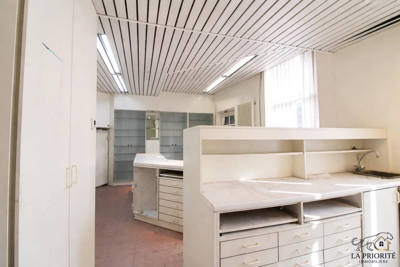 Maison de commerce à rénover – Fort potentiel – Centre de Gosselies