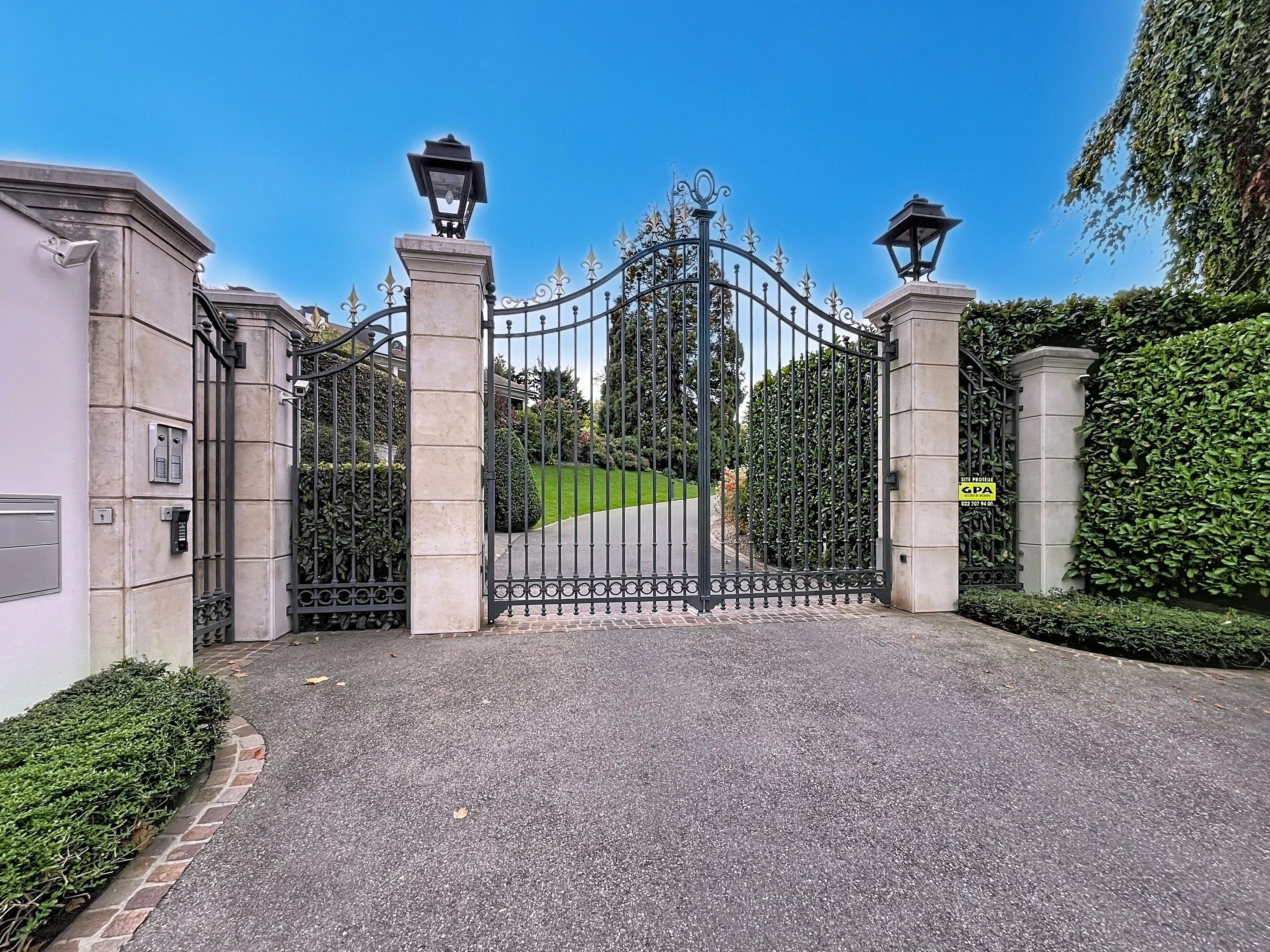 Cologny – High-End Residence in a Secure and Prestigious Setting