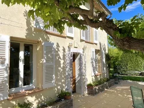 Beautifully renovated old bastide, located among the vineyards.