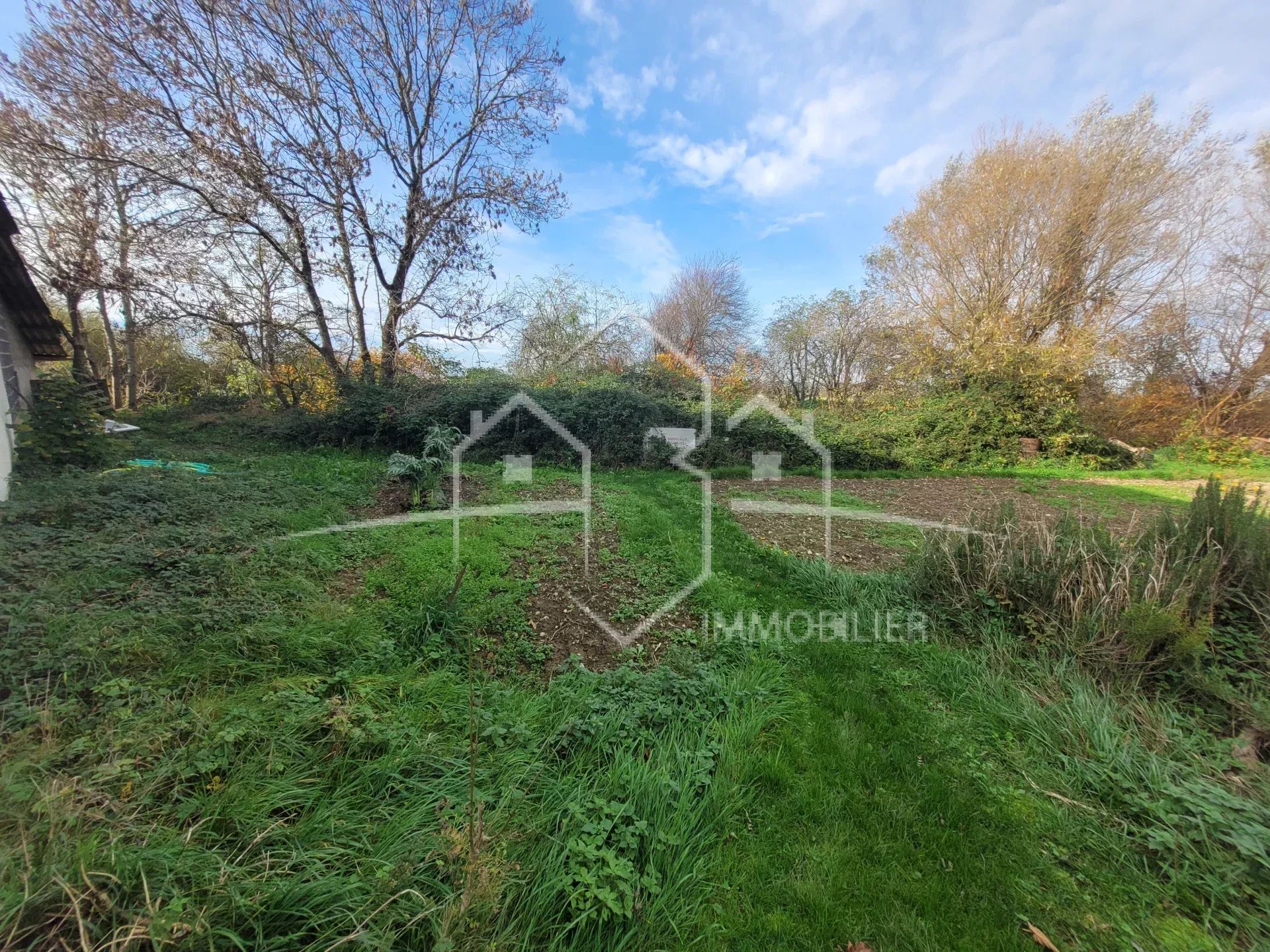 ANNEYRON, maison 2 pièces à rénover avec dépendances