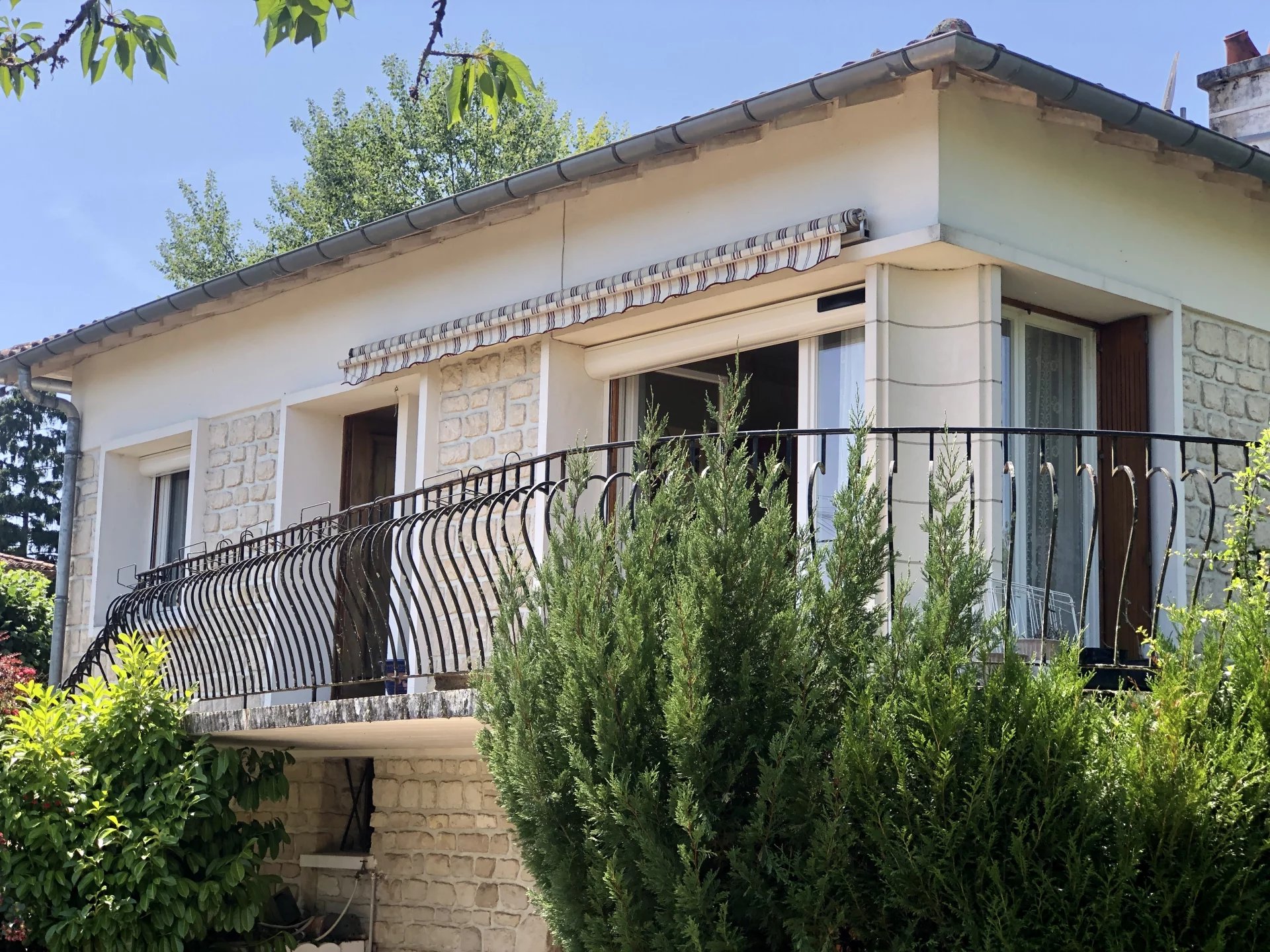 Maison de village à pied de toutes les commodités