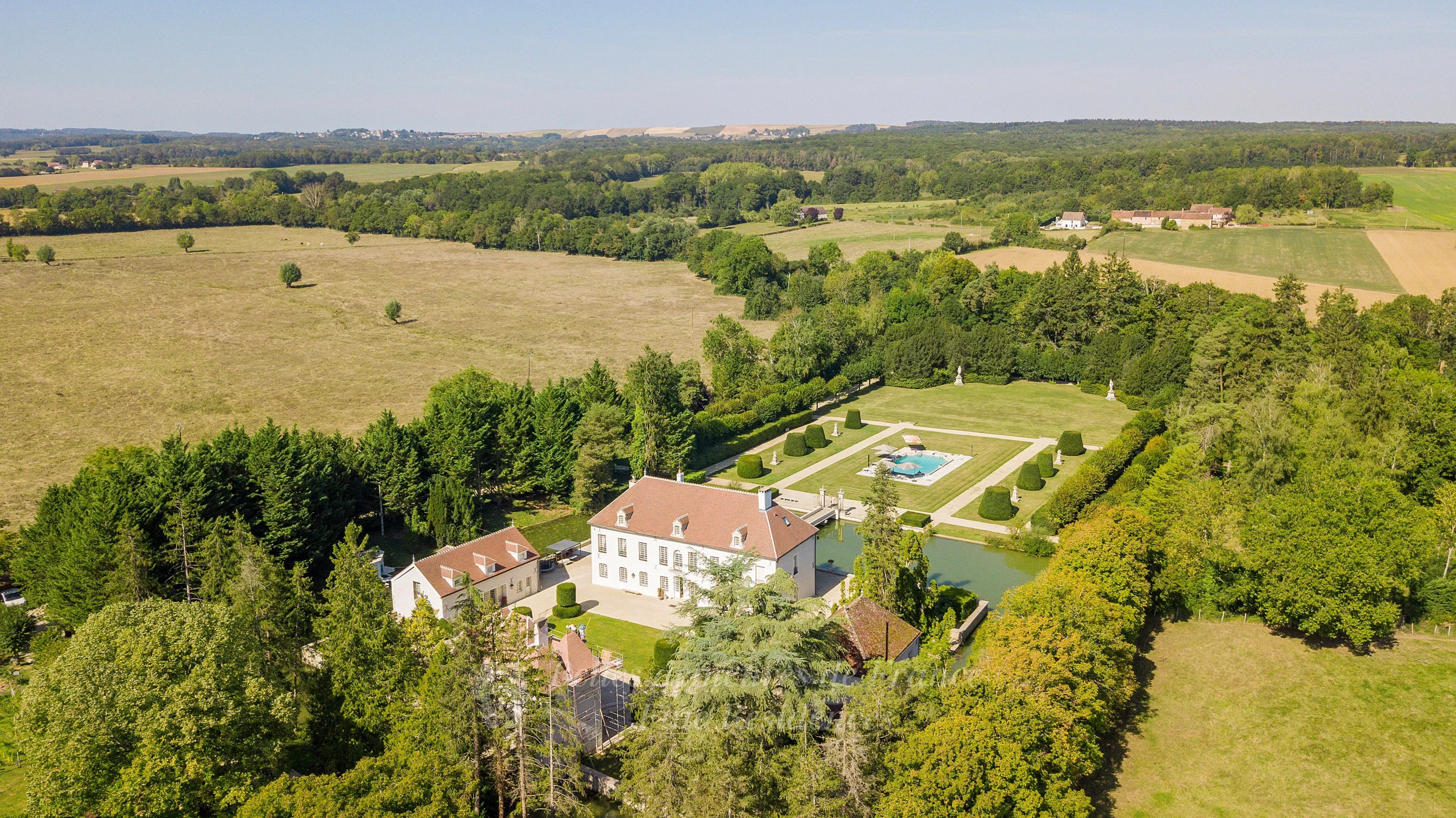 Auxerre, magnifique propriété du XVIIIè sur l'eau,  5.5ha composés de jardins à la française et bois.