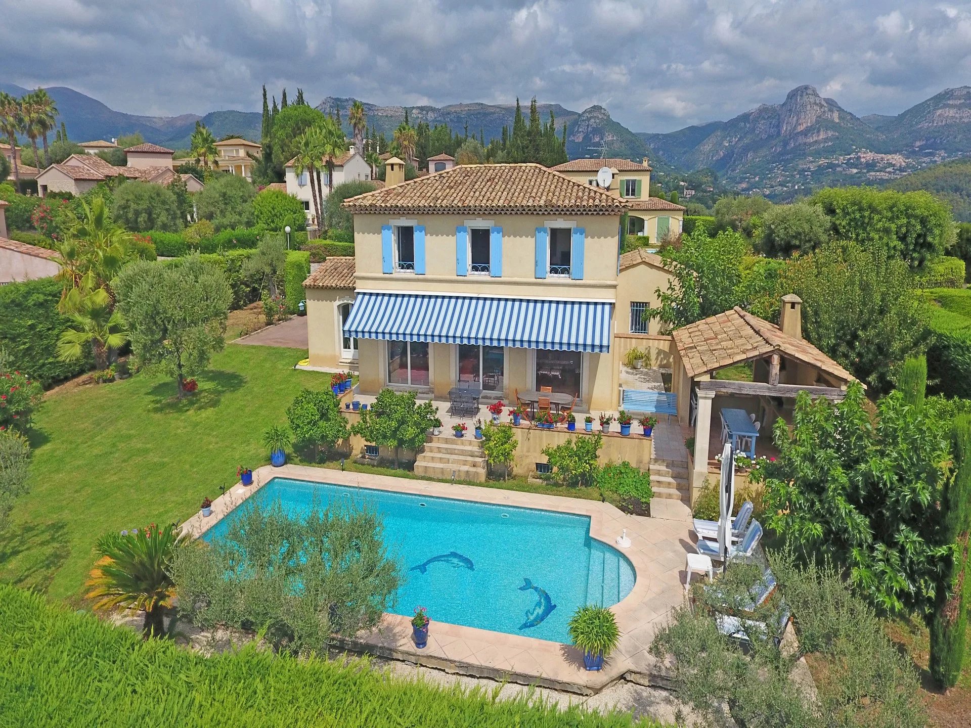 Belle villa avec une grande piscine