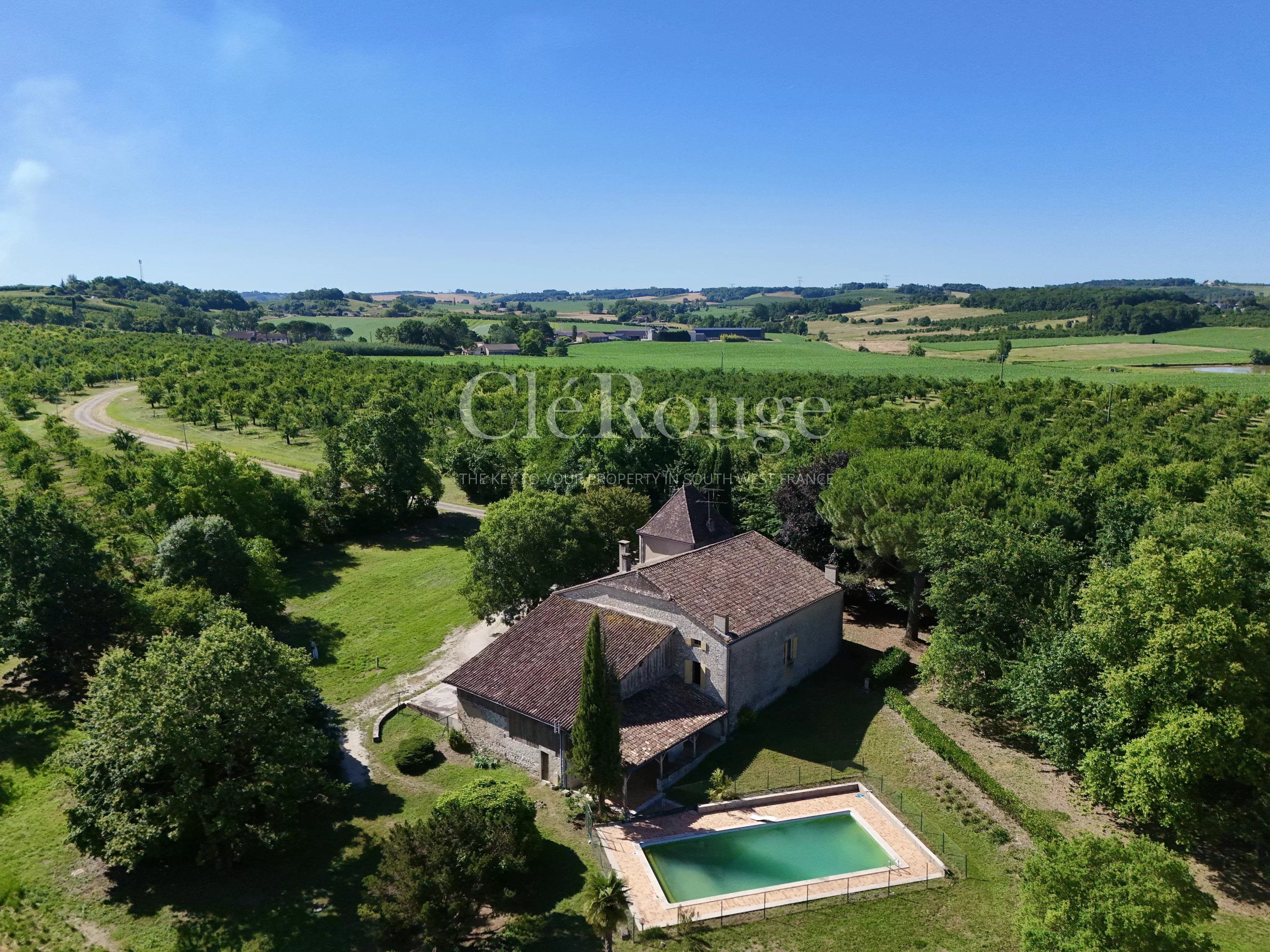 Close to Duras - Characterful and spacious property with swimming pool and stunning views