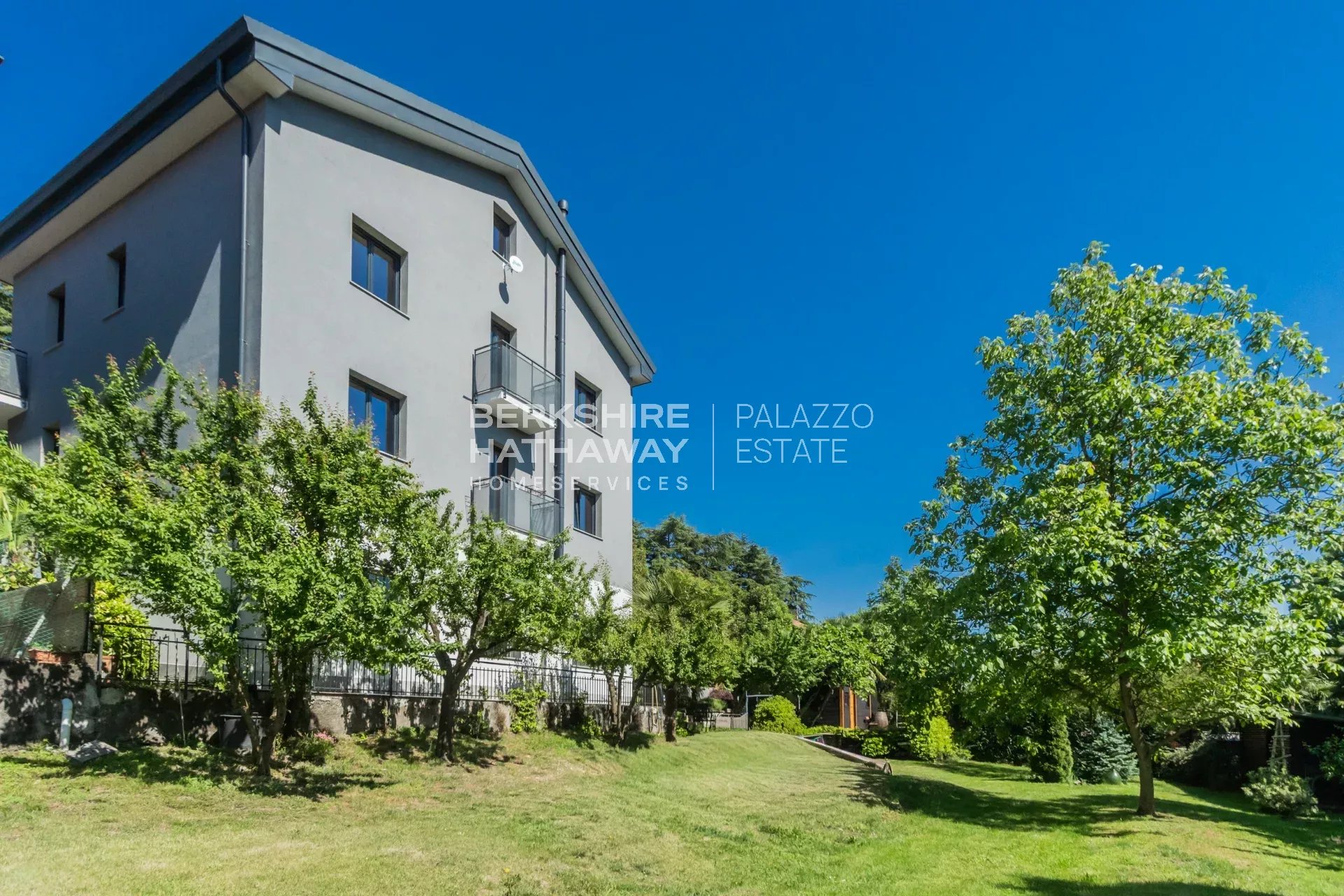 Villa bifamiliare con giardino a Biandronno, a pochi passi dal Lago di Varese