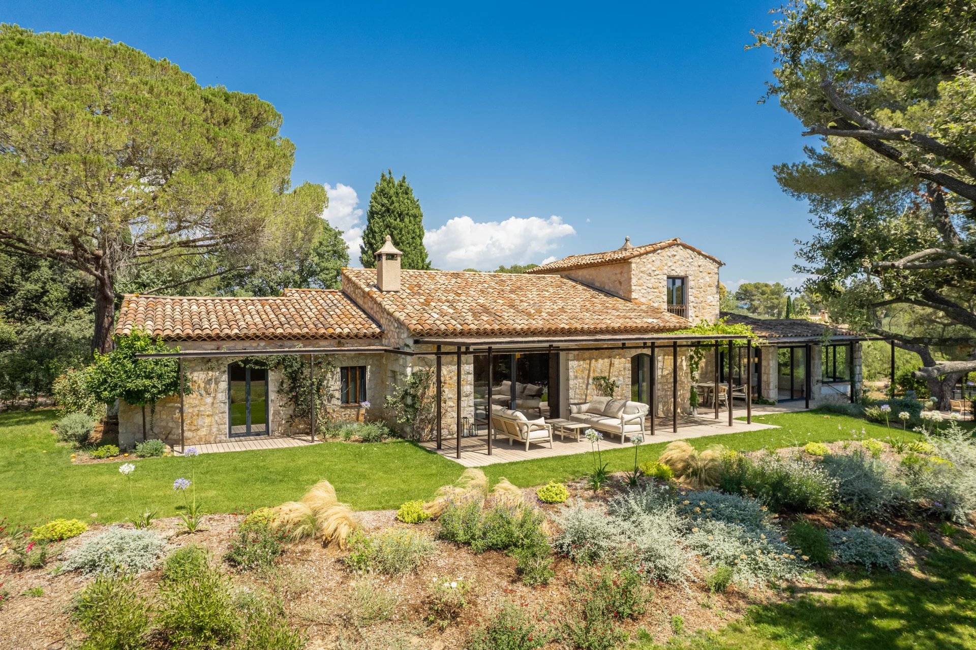 SECTEUR CASTELLARAS - MAS PROVENÇAL RÉNOVÉ - PROCHE ÉCOLES INTERNATIONALES