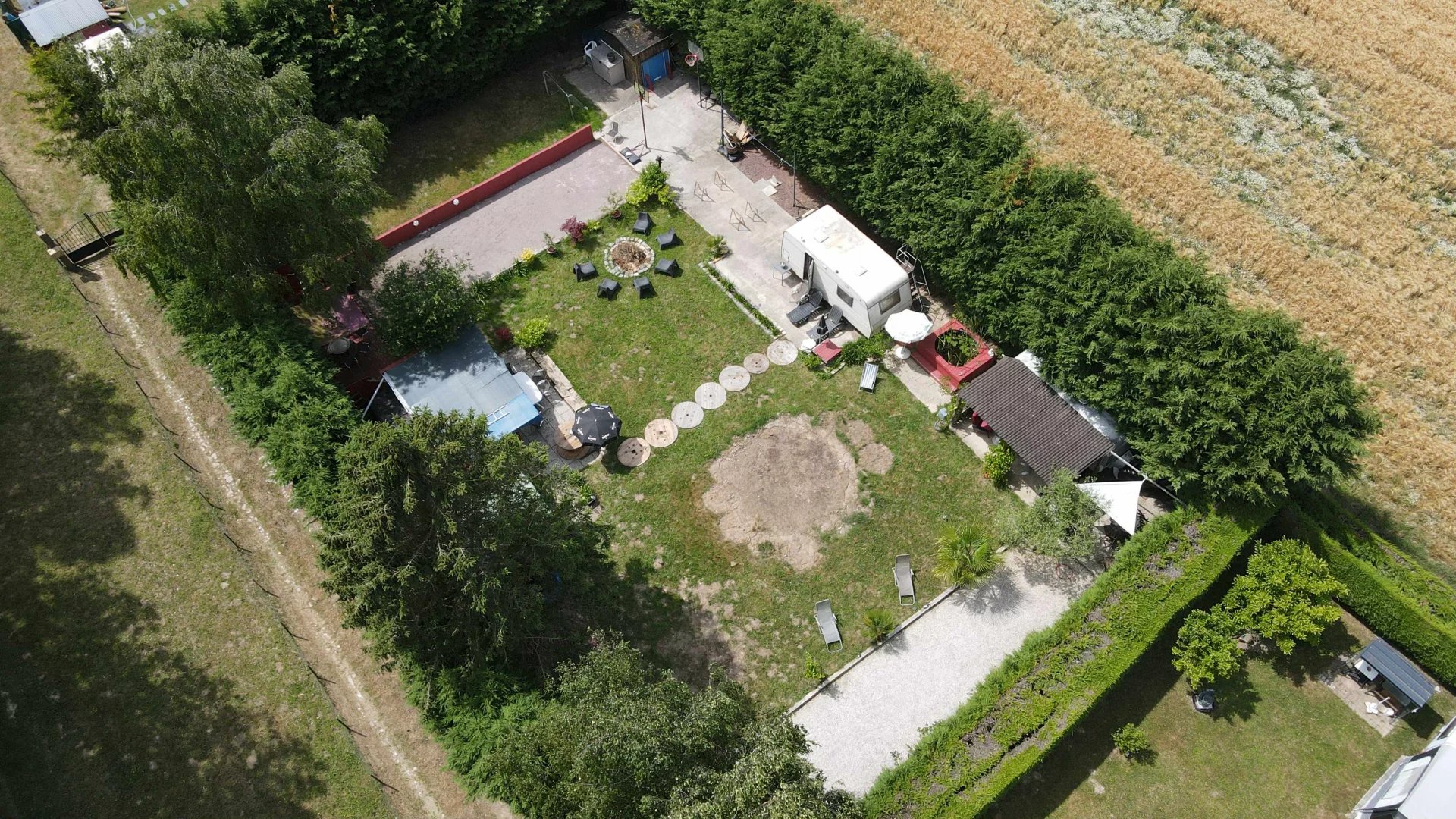 TERRAIN DE LOISIR AVEC EQUIPEMENTS