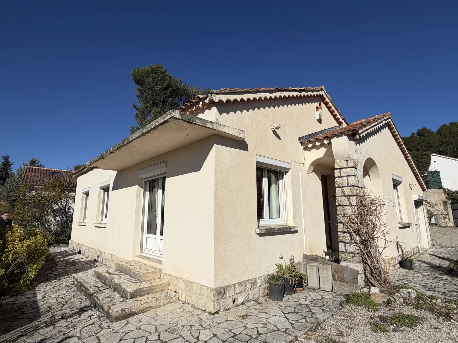 Rare à la vente, Maison de ville 92m2 env de plain pied sur un terrain de 436m2 env.