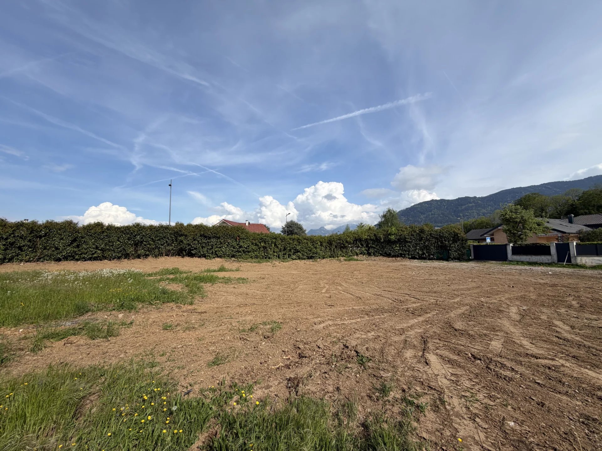 Armoy, beau terrain plat de 1051 m2