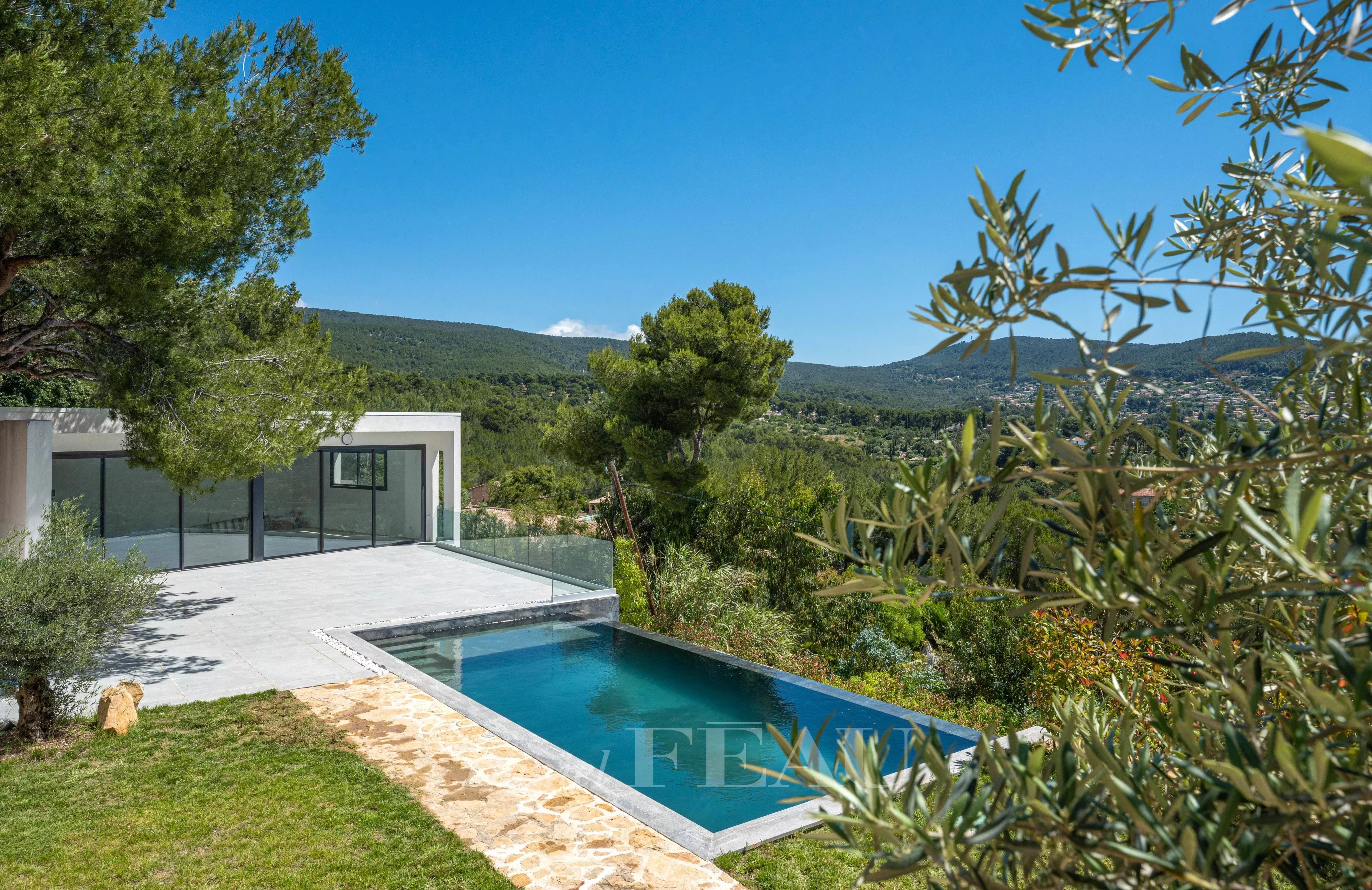 Ceyreste – A superb contemporary villa with sea view