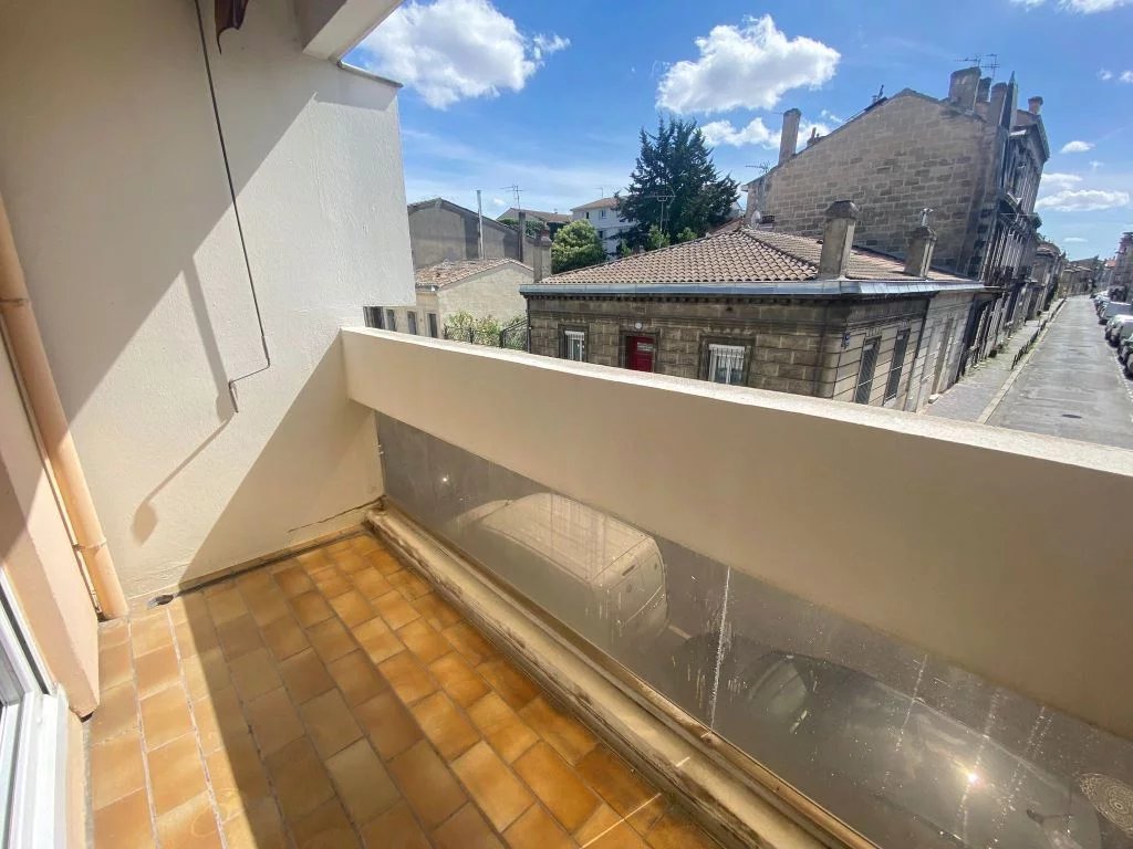 BORDEAUX RUE BILLAUDEL - APPARTEMENT T2 AVEC DEUX BALCONS - LOCATION MEUBLEE