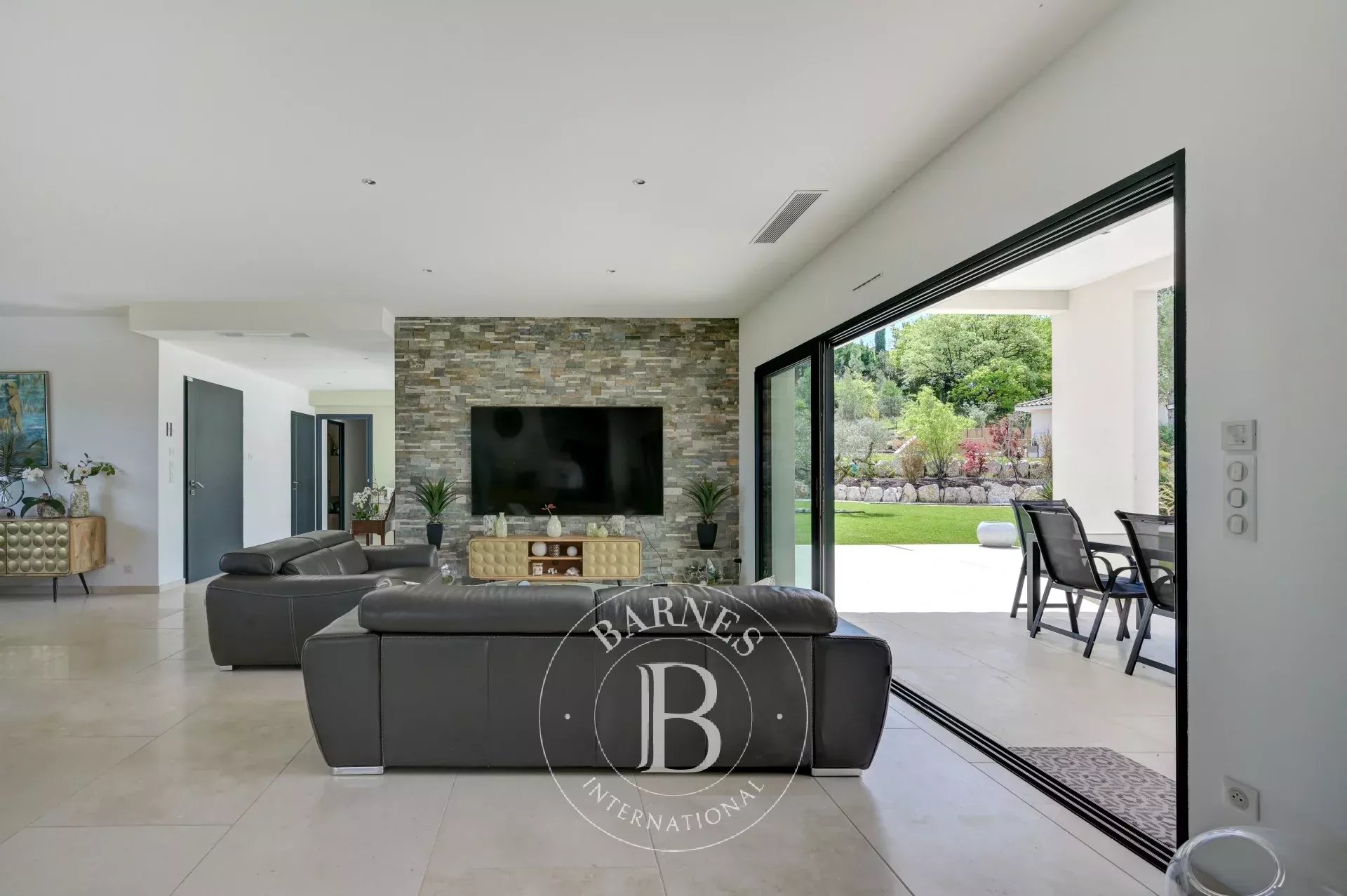 2NEAR AIX-EN-PROVENCE – CONTEMPORARY HOUSE 4,747 SQ FT – 7 BEDROOMS – HEATED SWIMMING POOL – LANDSCAPED GARDEN 0.99 ACRES – ABSOLUTE TRANQUILLITY - picture 9