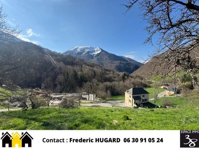 Terrain dans un secteur verdoyant.