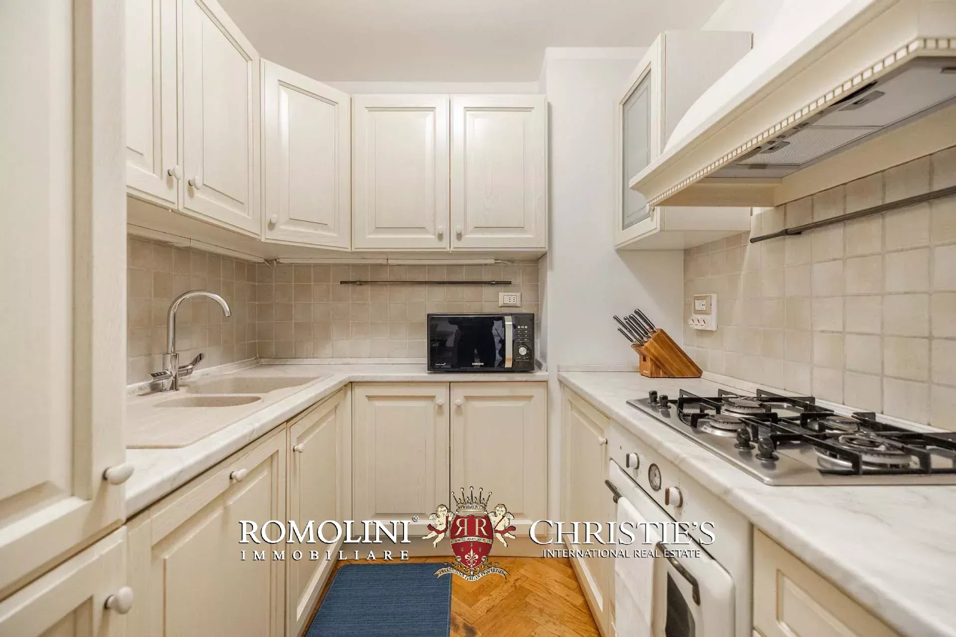 PRACHTVOLLER RESTAURIERTER PALAZZO MIT BLICK AUF DAS HISTORISCHE ZENTRUM VON FLORENZ ZU VERKAUFEN