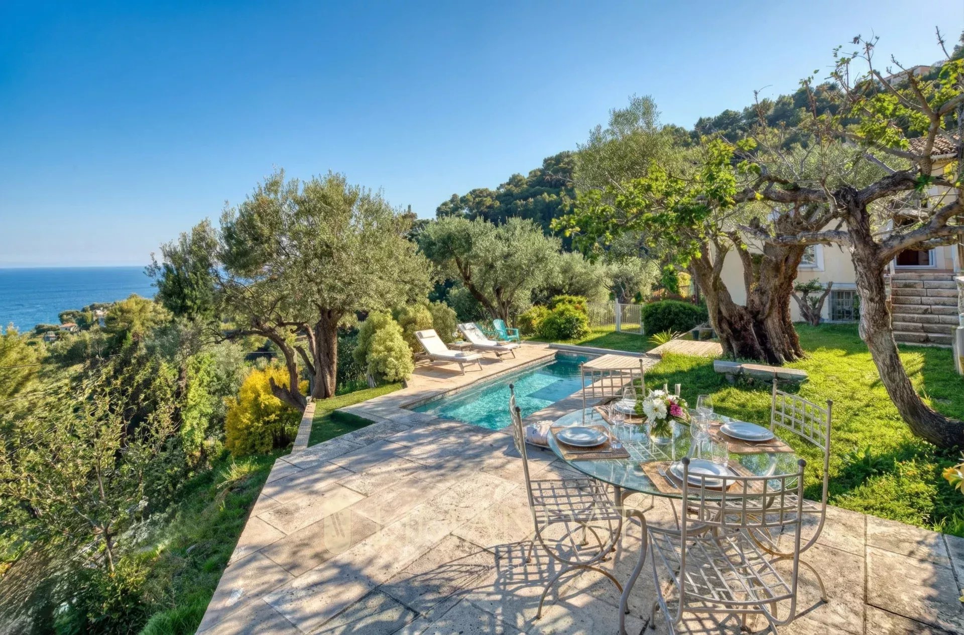 Roquebrune Cap Martin - Villa 222 m2 terreno 2 000 m2 garage doppio 5 parcheggi piscina