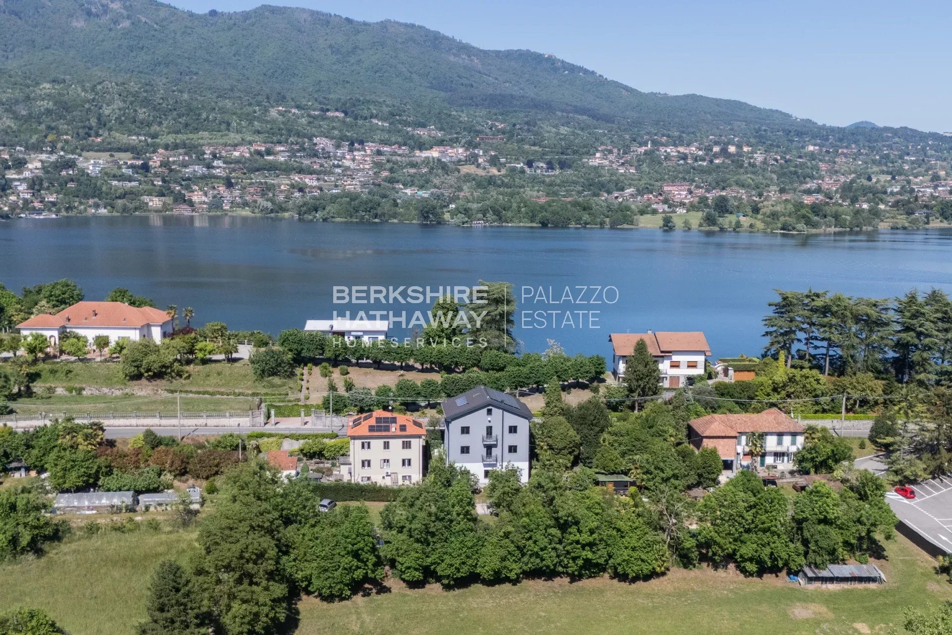 Villa bifamiliare con giardino a Biandronno, a pochi passi dal Lago di Varese