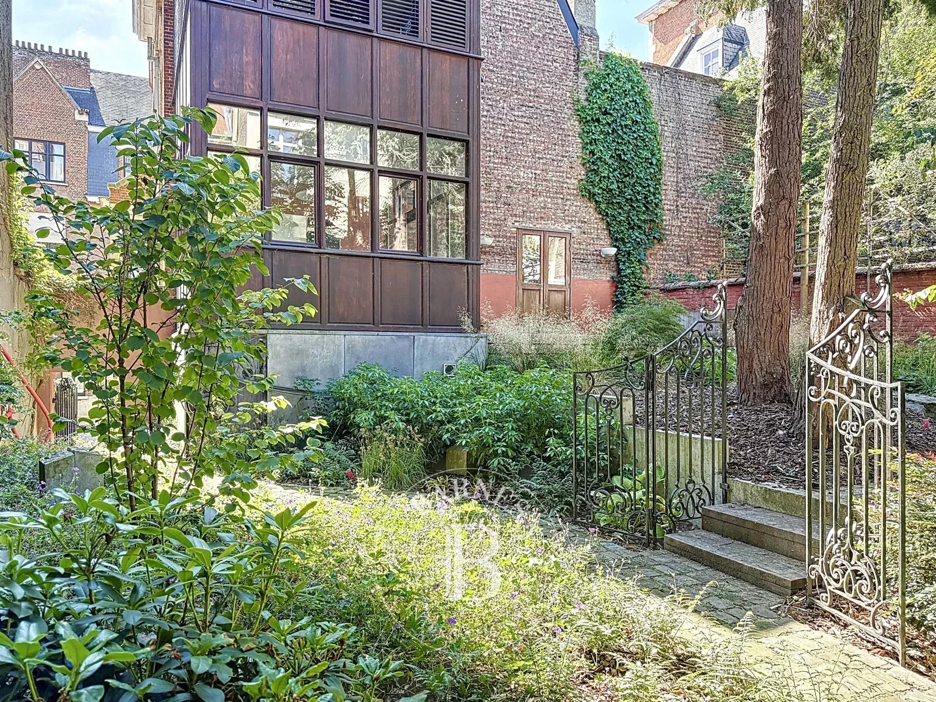 Facing the Abbey of La Cambre – Exceptional Townhouse with Renovation Project