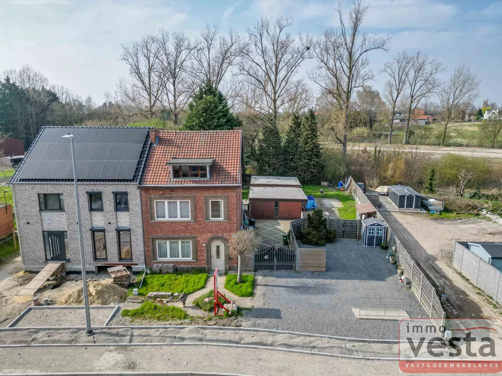 Ruime, op te knappen woning aan de stadsrand
