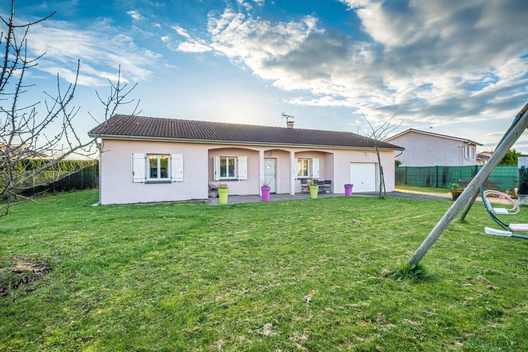 Maison de plain pied avec quatre chambre et garage