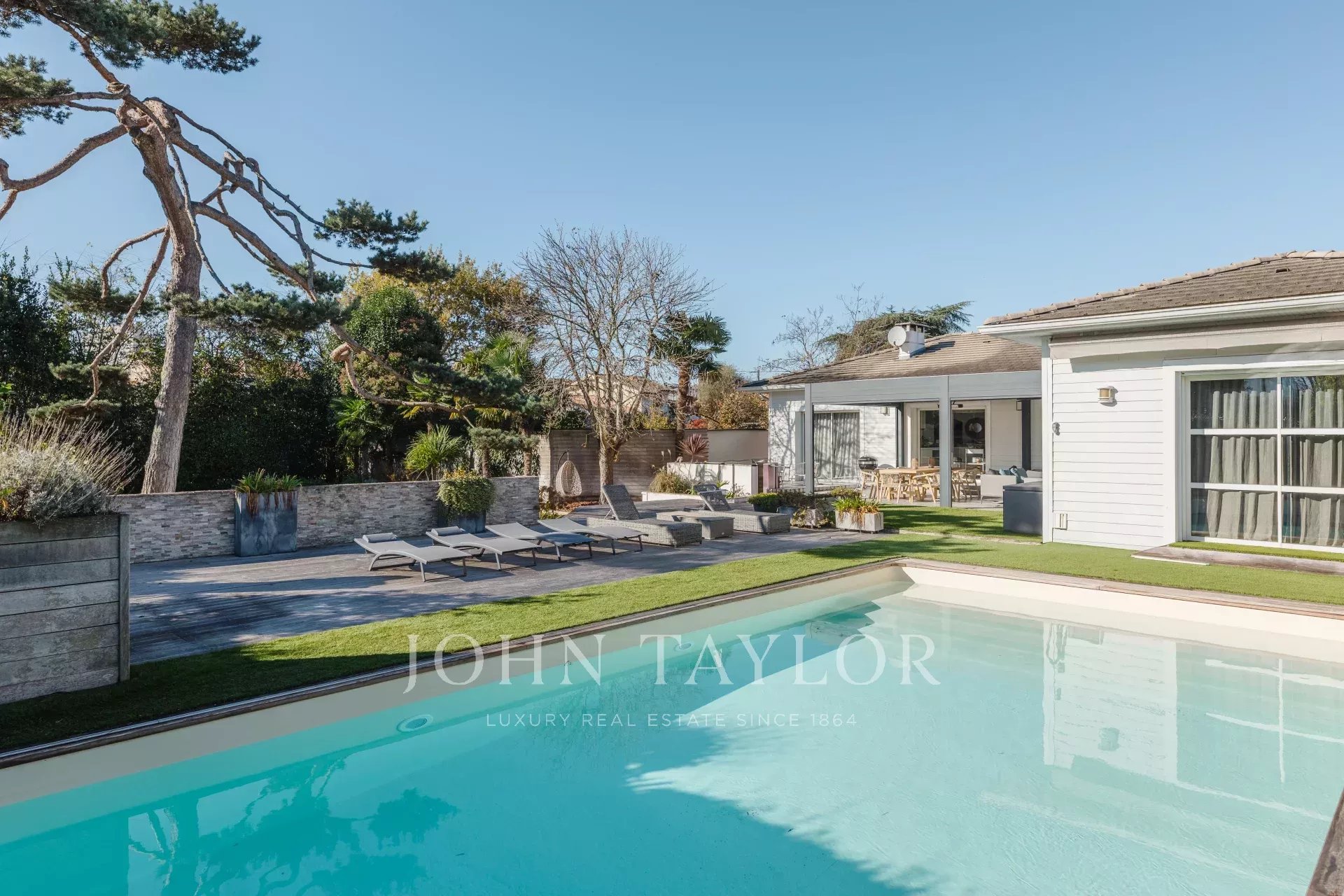 LE BOUSCAT - MAISON DE PLAIN-PIED - DEPENDANCE - JARDIN - PISCINE - JOHN TAYLOR