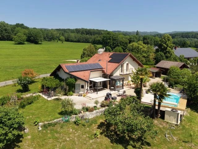 Maison dans un écrin de verdure avec vue montagne sur 2800m2 au calme
